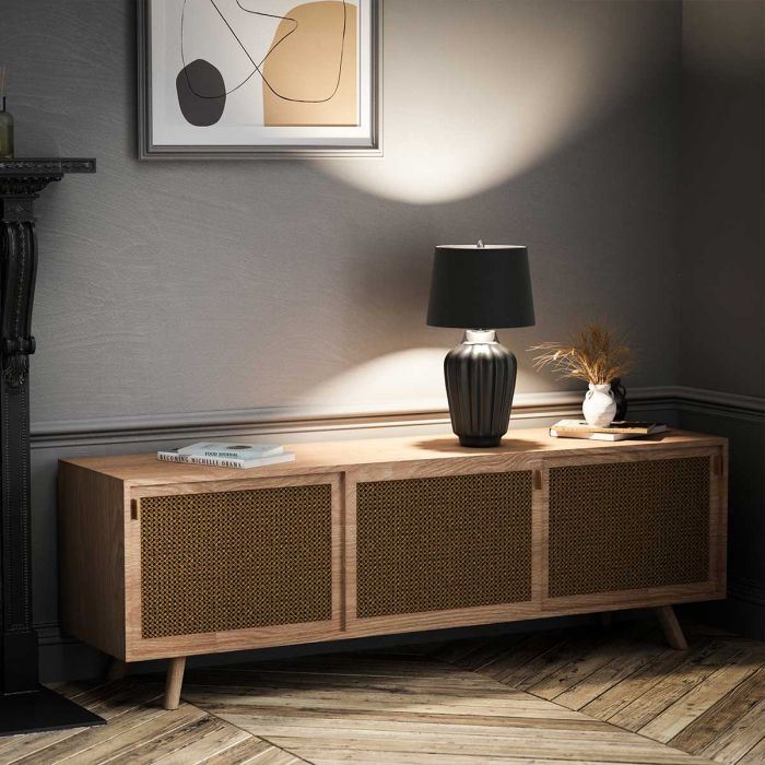 Bexley 56cm Sort bordlampe Fra Elstead Lighting - Den levereras med en avsmalnande lampsk&auml;rm i svart konstsilke med en silverlaminerad insida, handgjord i Storbritannien.