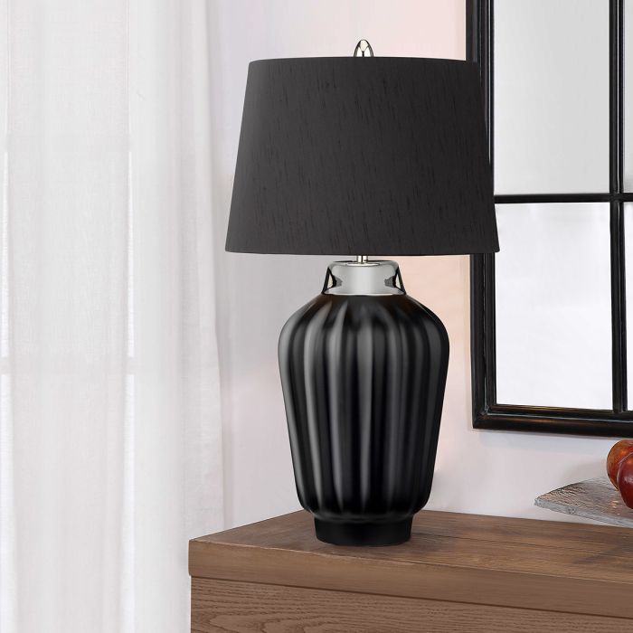Bexley 56cm Sort bordlampe Fra Elstead Lighting - Den levereras med en avsmalnande lampsk&auml;rm i svart konstsilke med en silverlaminerad insida, handgjord i Storbritannien.