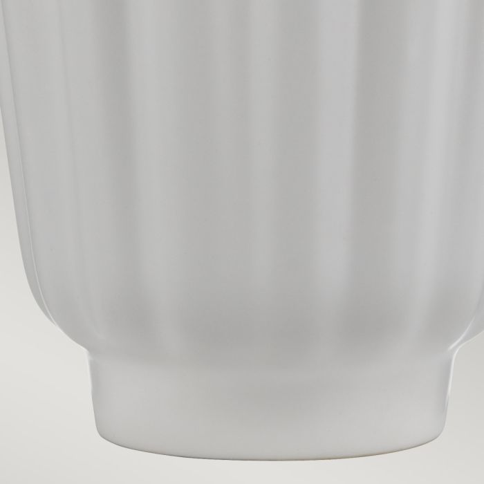 Bexley 56cm Hvid bordlampe Fra Elstead Lighting - Den levereras med en avsmalnande lampsk&auml;rm i ljus elfenbensf&auml;rgad konstsilke med en m&auml;ssingf&auml;rgad insida, handgjord i Storbritannien.