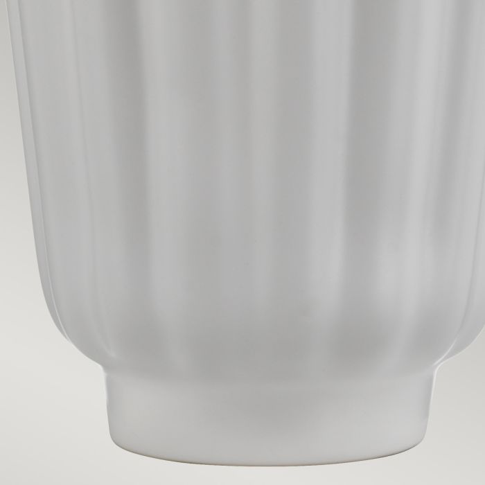 Bexley 56cm Hvid bordlampe Fra Elstead Lighting - Den levereras med en avsmalnande lampsk&auml;rm i ljus elfenbensf&auml;rgad konstsilke med en silverlaminerad insida, handgjord i Storbritannien.