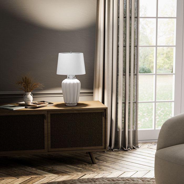 Bexley 56cm Hvid bordlampe Fra Elstead Lighting - Den levereras med en avsmalnande lampsk&auml;rm i ljus elfenbensf&auml;rgad konstsilke med en silverlaminerad insida, handgjord i Storbritannien.