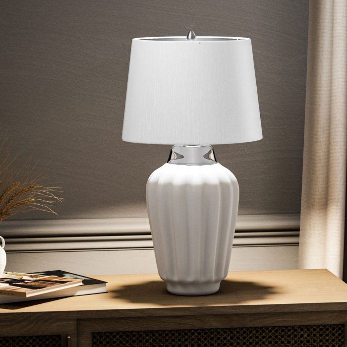 Bexley 56cm Hvid bordlampe Fra Elstead Lighting - Den levereras med en avsmalnande lampsk&auml;rm i ljus elfenbensf&auml;rgad konstsilke med en silverlaminerad insida, handgjord i Storbritannien.