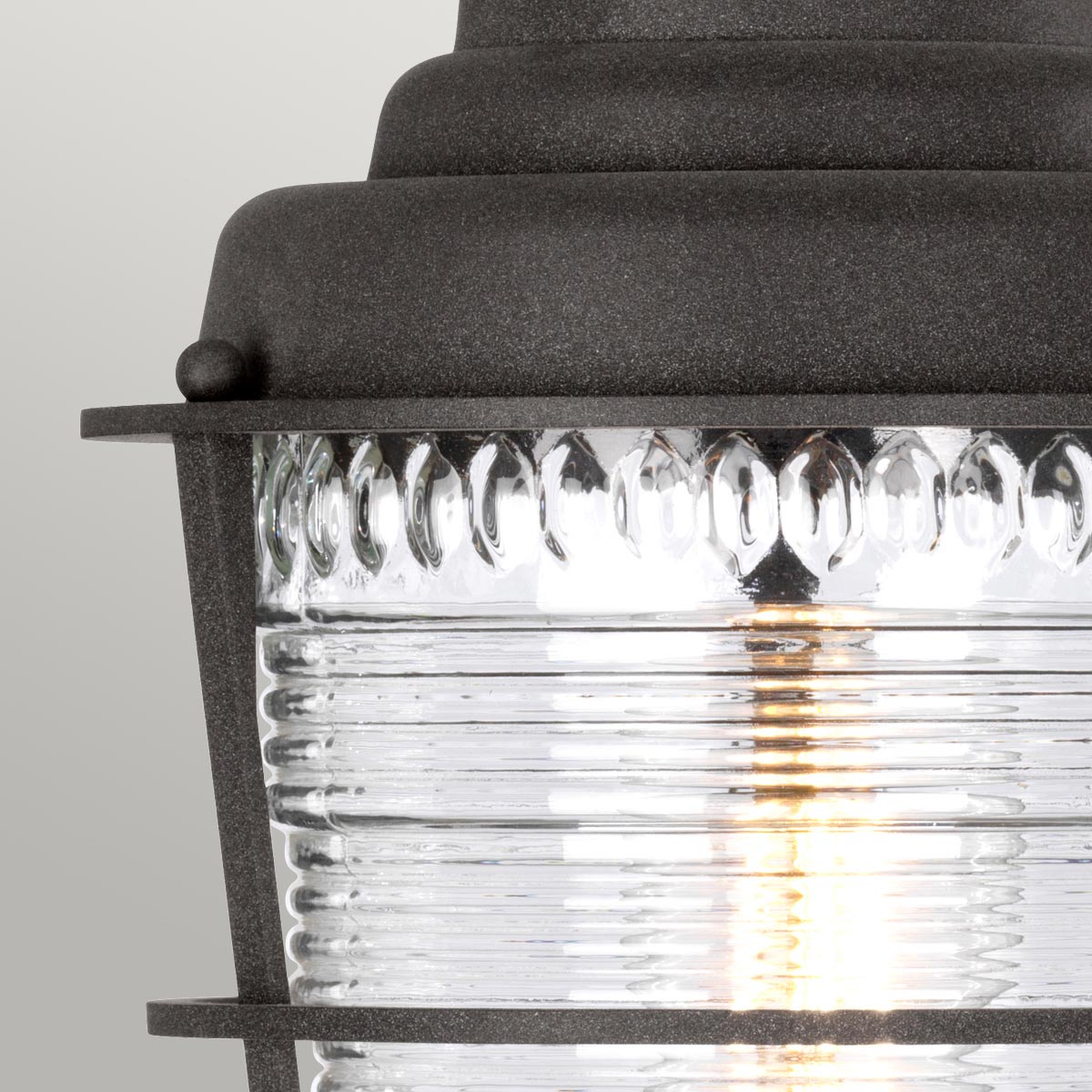 Chance Harbor 50cm Zink Fra Elstead Lighting - Den kombinerer en rustik zinkfinish med klart glas i en smuk riflet struktur, der giver en elegant lysfordeling.