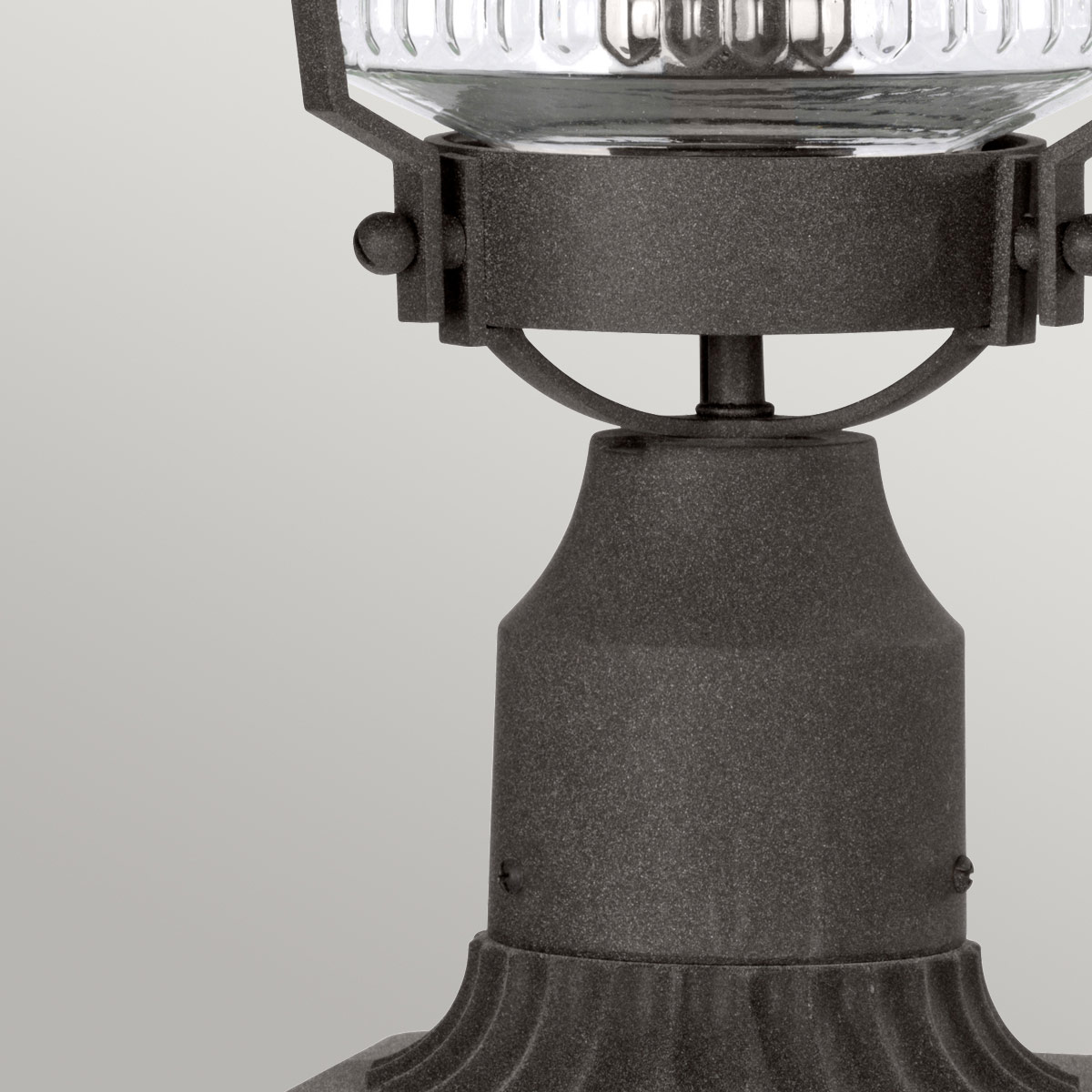 Chance Harbor 50cm Zink Fra Elstead Lighting - Den kombinerer en rustik zinkfinish med klart glas i en smuk riflet struktur, der giver en elegant lysfordeling.