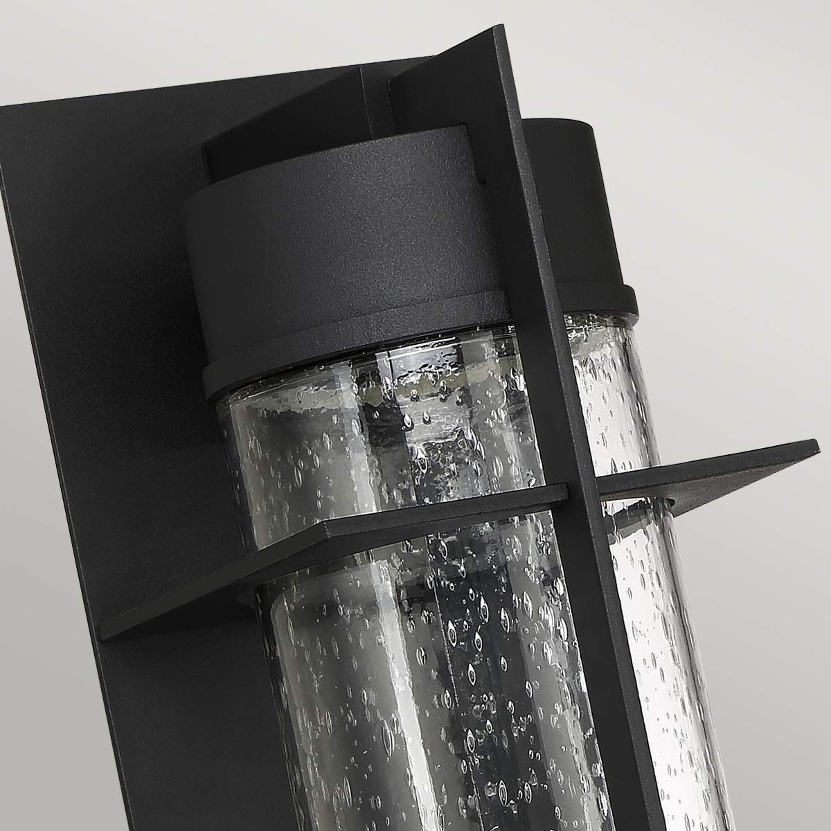 Eames 40cm Sort udendørslampe Fra Elstead Lighting - Eames &auml;r en modern och stilren fasadlampa med en industriell touch.