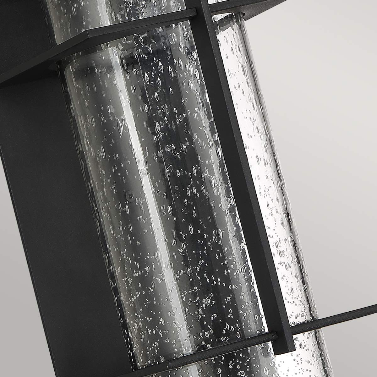 Eames 40cm Sort udendørslampe Fra Elstead Lighting - Eames &auml;r en modern och stilren fasadlampa med en industriell touch.