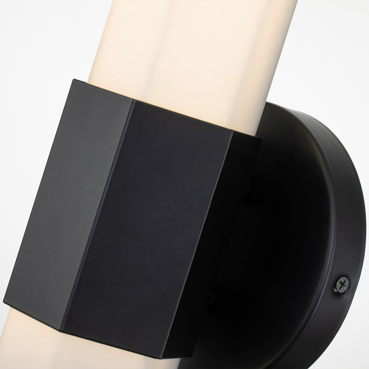 Facet 35cm Sort badeværelseslampe Fra Elstead Lighting - Facet er en moderne og stilfuld badeværelseslampe, der kombinerer funktion og æstetik.