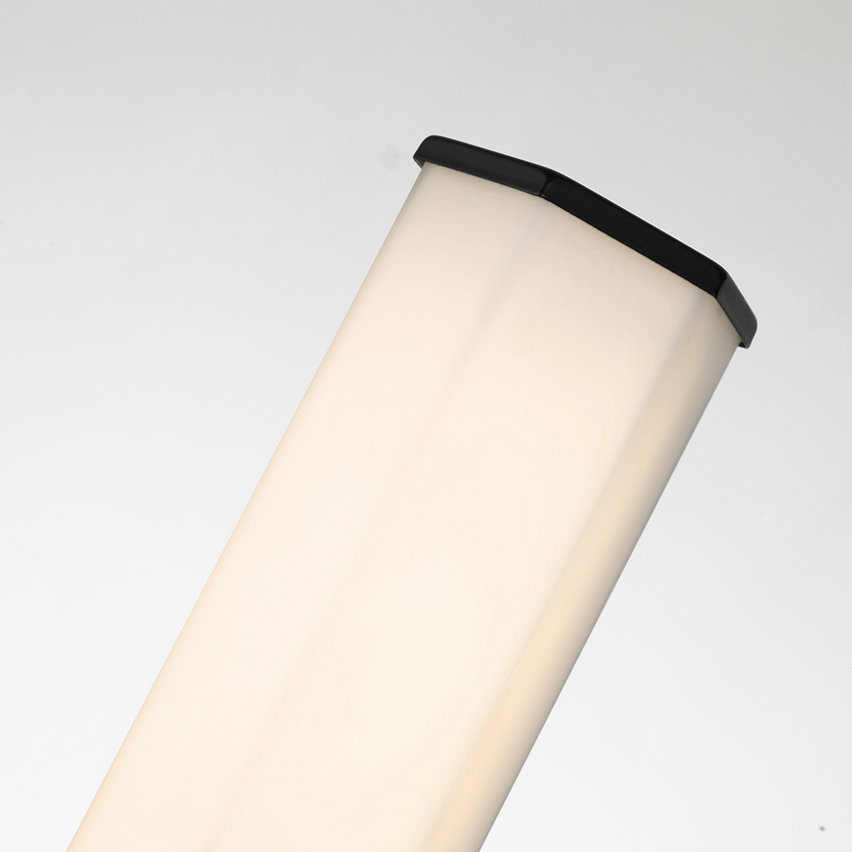Facet 35cm Sort badeværelseslampe Fra Elstead Lighting - Facet er en moderne og stilfuld badeværelseslampe, der kombinerer funktion og æstetik.