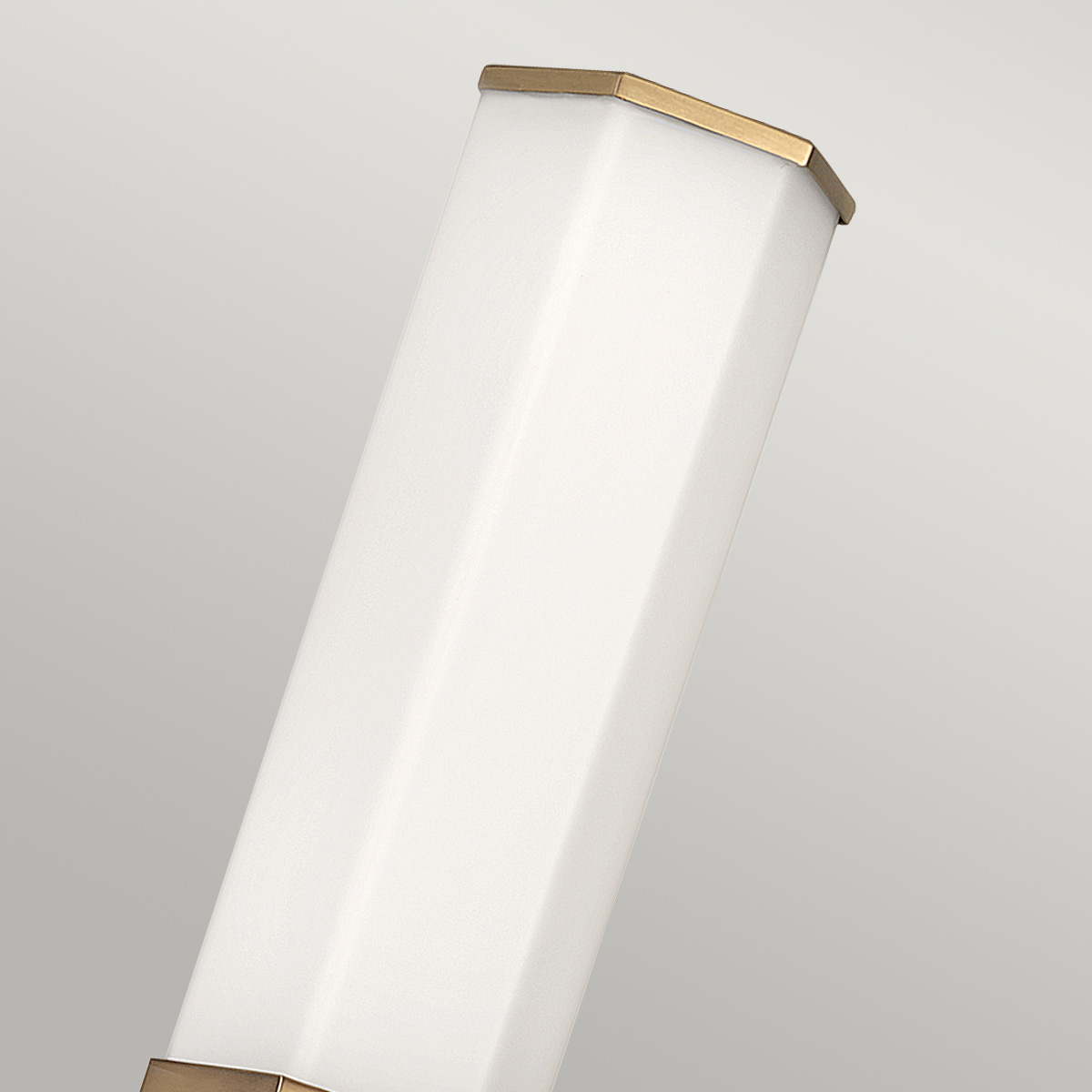 Facet 35cm Antik messing badeværelseslampe Fra Elstead Lighting - Facet er en moderne og stilfuld badeværelseslampe, der kombinerer funktion og æstetik.