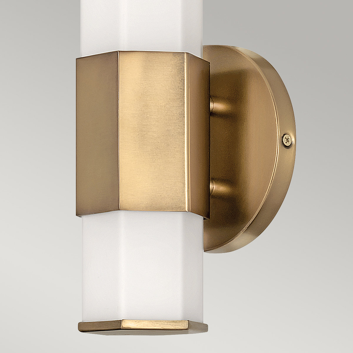 Facet 35cm Antik messing badeværelseslampe Fra Elstead Lighting - Facet er en moderne og stilfuld badeværelseslampe, der kombinerer funktion og æstetik.