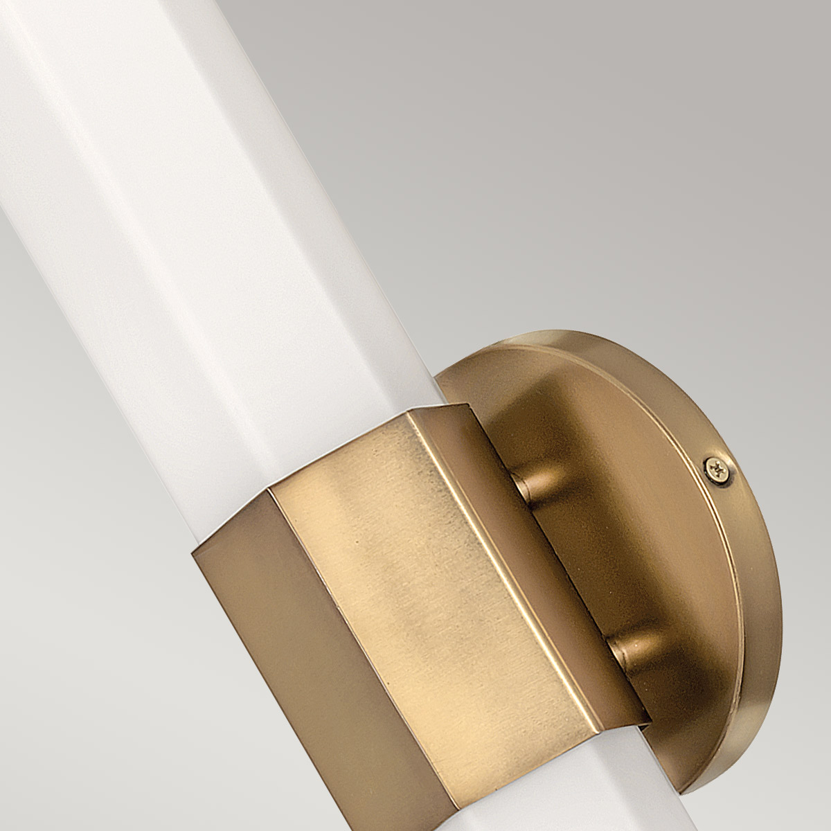Facet 35cm Antik messing badeværelseslampe Fra Elstead Lighting - Facet er en moderne og stilfuld badeværelseslampe, der kombinerer funktion og æstetik.