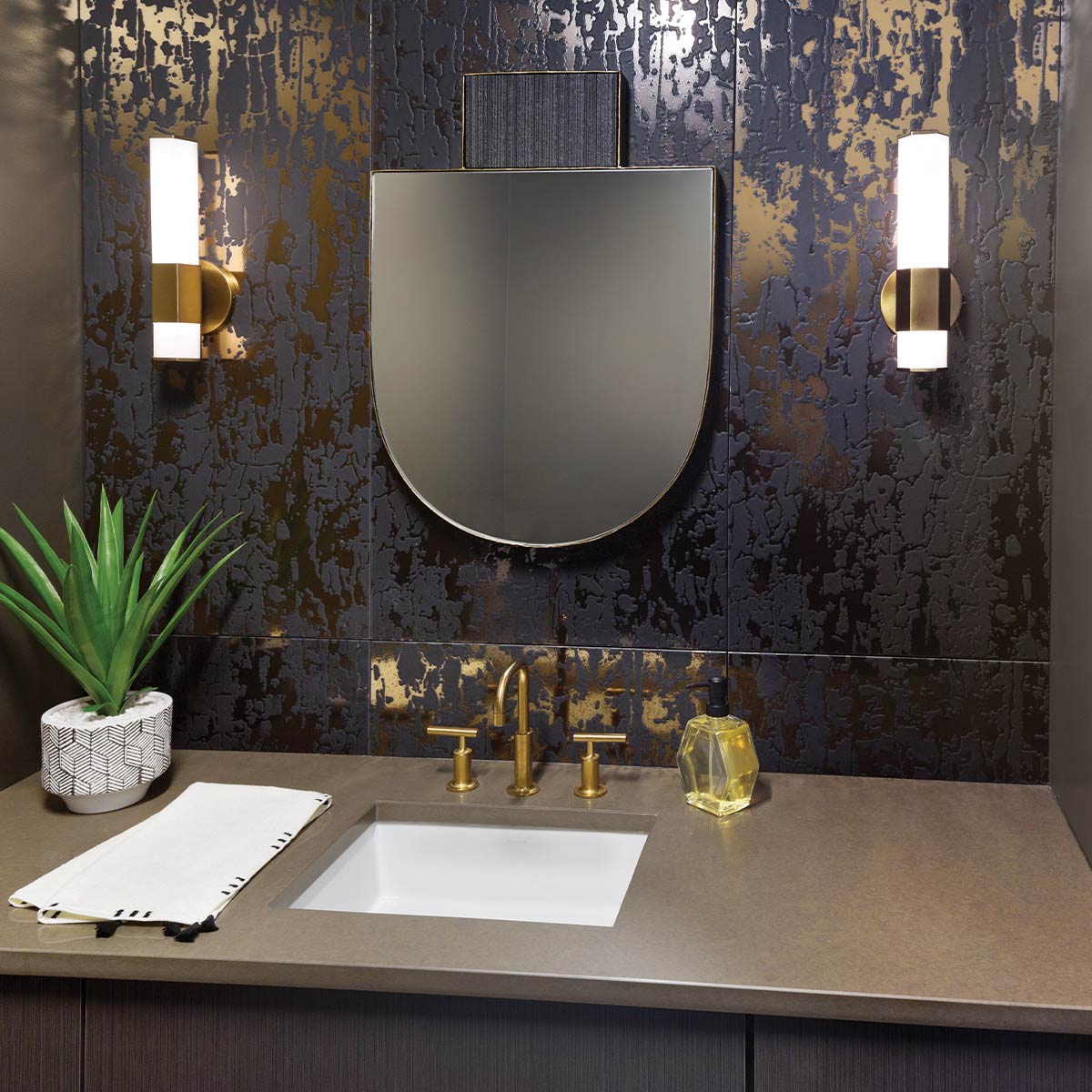 Facet 35cm Antik messing badeværelseslampe Fra Elstead Lighting - Facet er en moderne og stilfuld badeværelseslampe, der kombinerer funktion og æstetik.