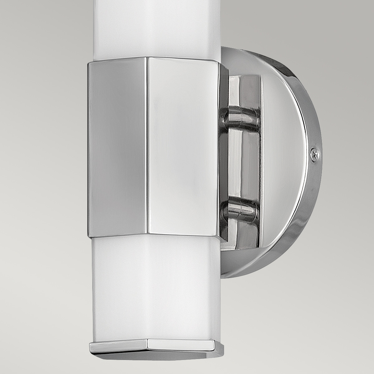 Facet 35cm Chrom badeværelseslampe Fra Elstead Lighting - Facet er en moderne og stilfuld badeværelseslampe, der kombinerer funktion og æstetik.