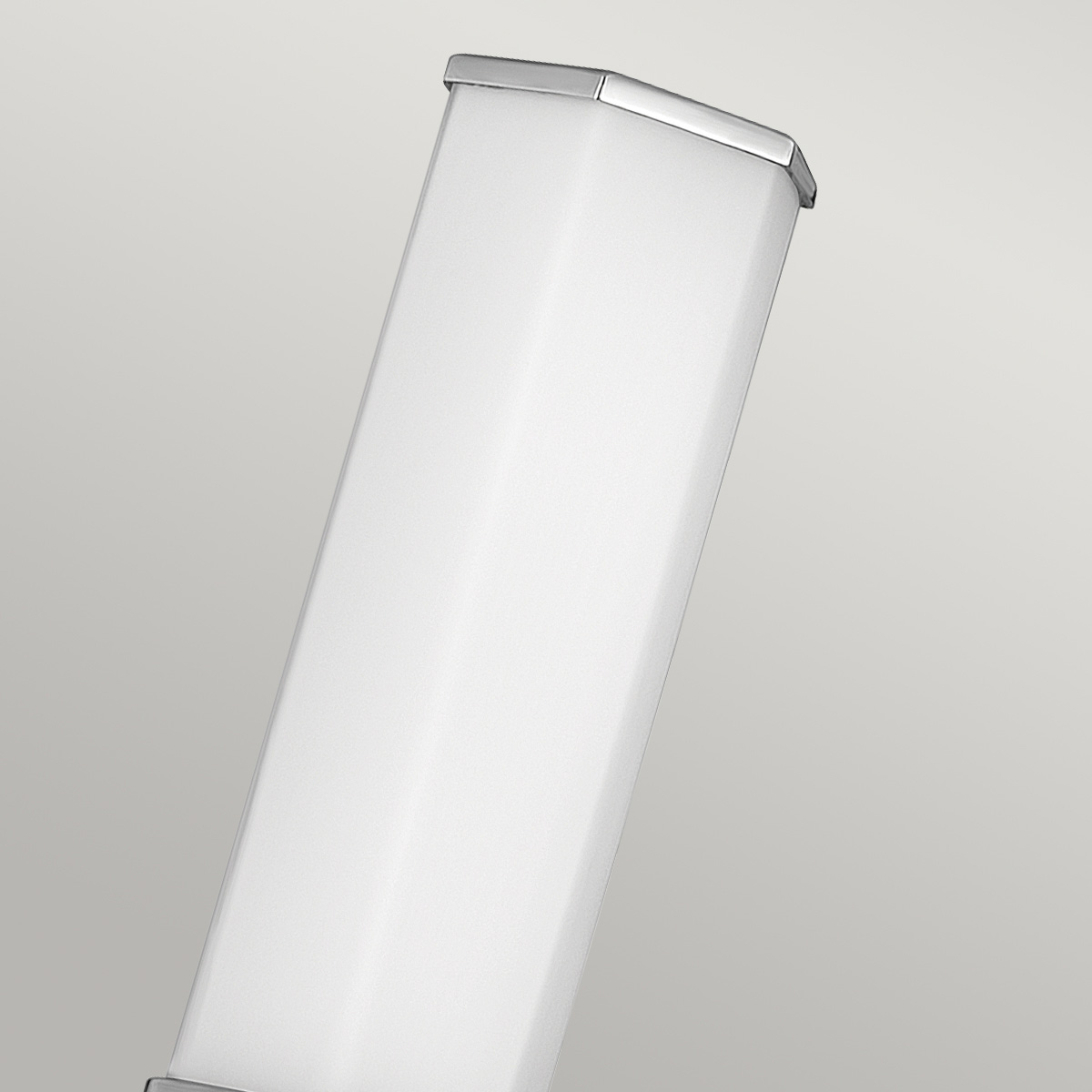 Facet 35cm Chrom badeværelseslampe Fra Elstead Lighting - Facet er en moderne og stilfuld badeværelseslampe, der kombinerer funktion og æstetik.