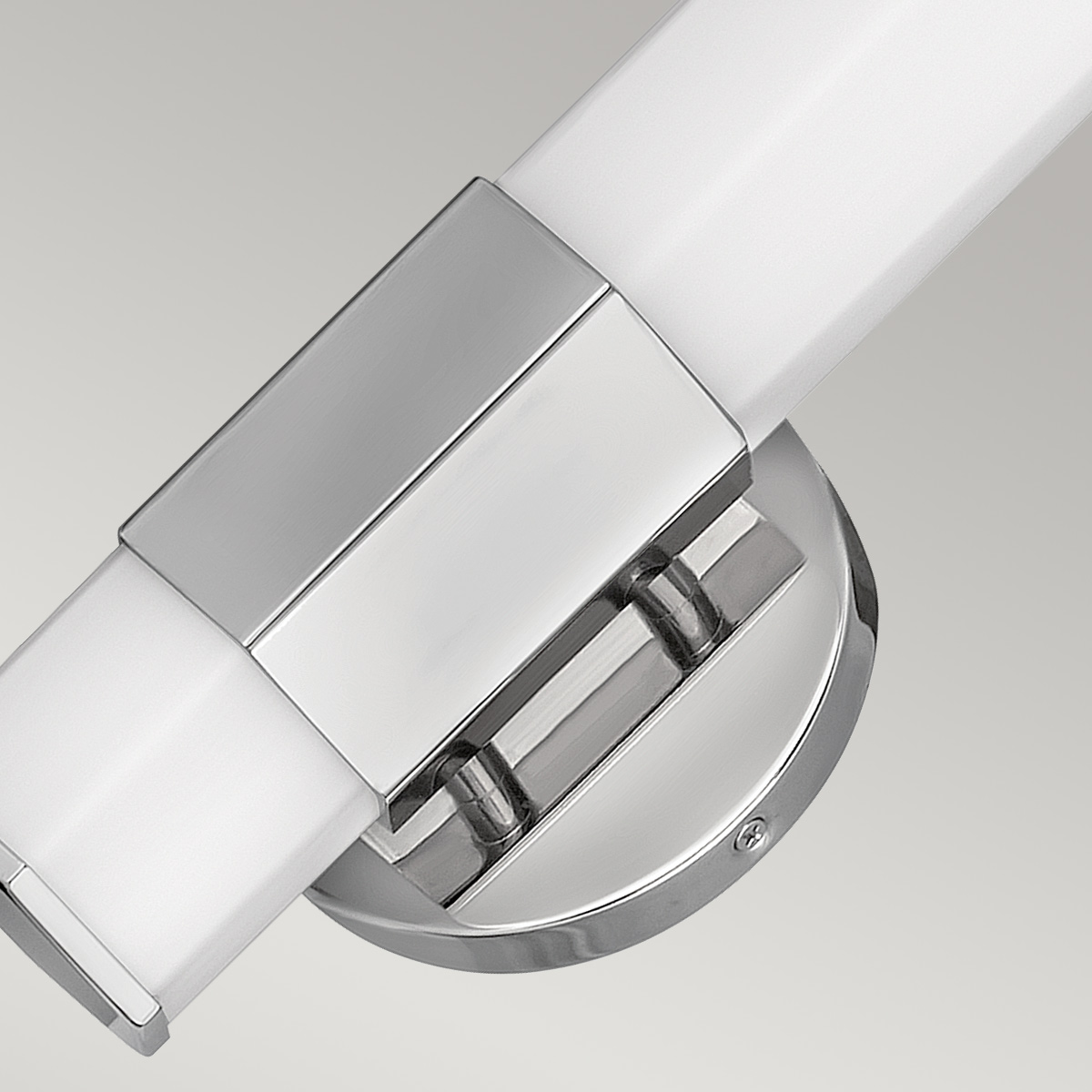 Facet 35cm Chrom badeværelseslampe Fra Elstead Lighting - Facet er en moderne og stilfuld badeværelseslampe, der kombinerer funktion og æstetik.