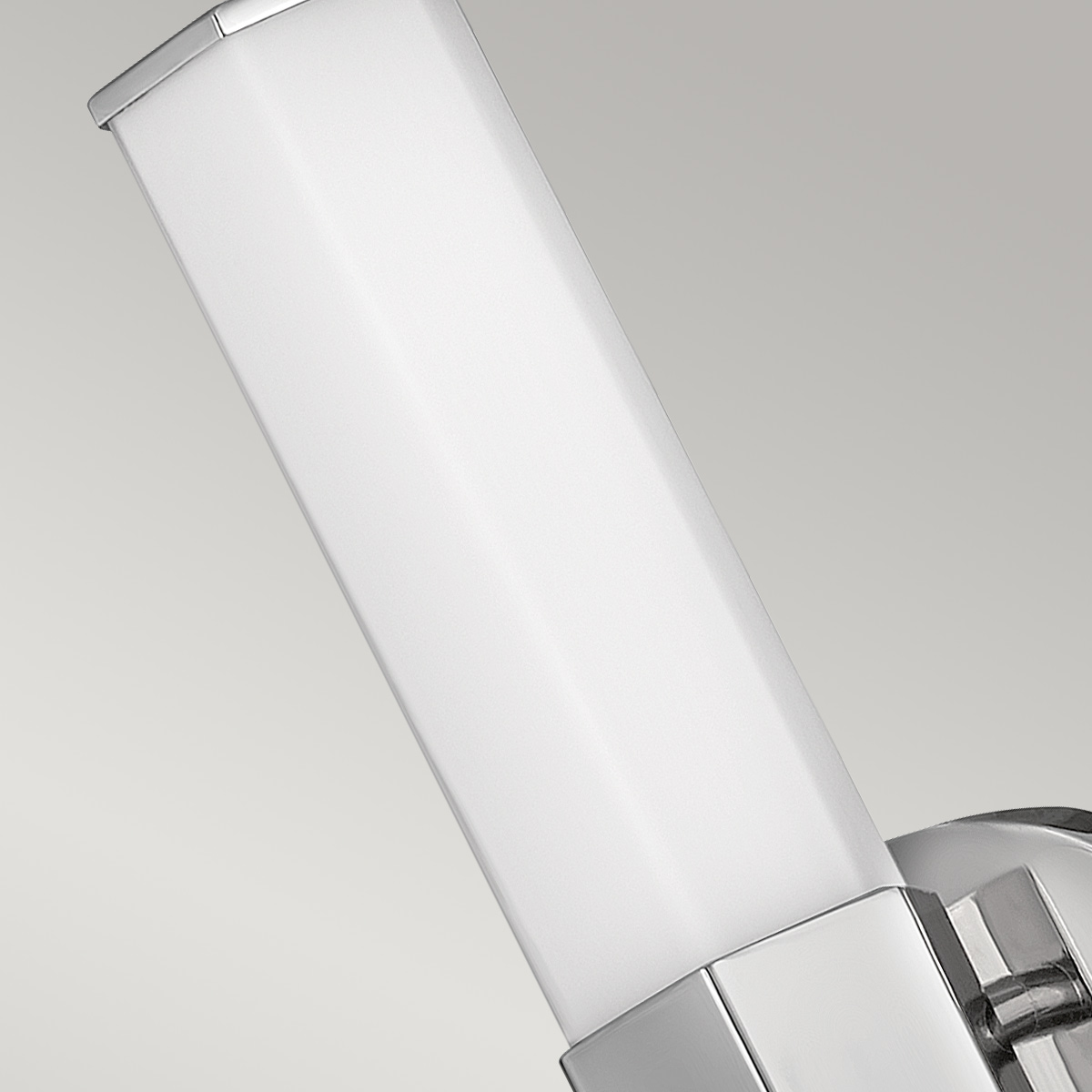 Facet 35cm Chrom badeværelseslampe Fra Elstead Lighting - Facet er en moderne og stilfuld badeværelseslampe, der kombinerer funktion og æstetik.