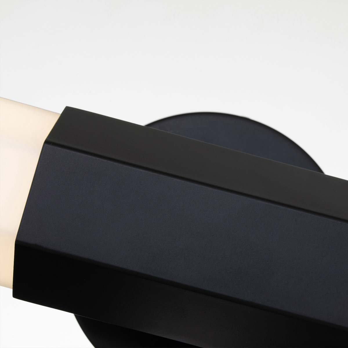 Facet 65cm Sort badeværelseslampe Fra Elstead Lighting - Facet er en moderne og stilfuld badeværelseslampe, der kombinerer funktion og æstetik.