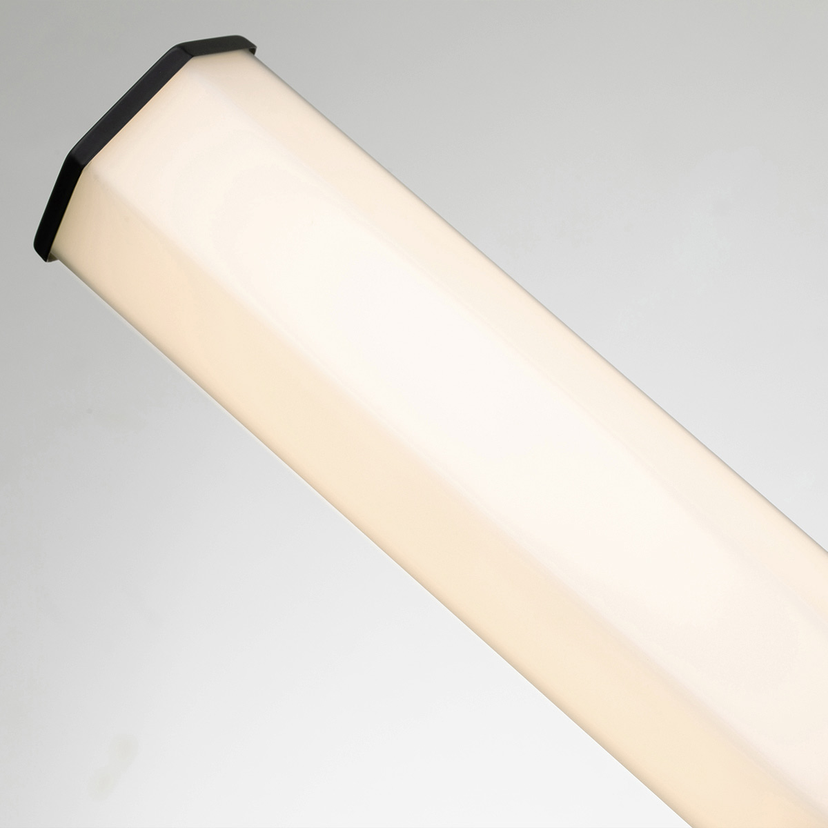 Facet 65cm Sort badeværelseslampe Fra Elstead Lighting - Facet er en moderne og stilfuld badeværelseslampe, der kombinerer funktion og æstetik.
