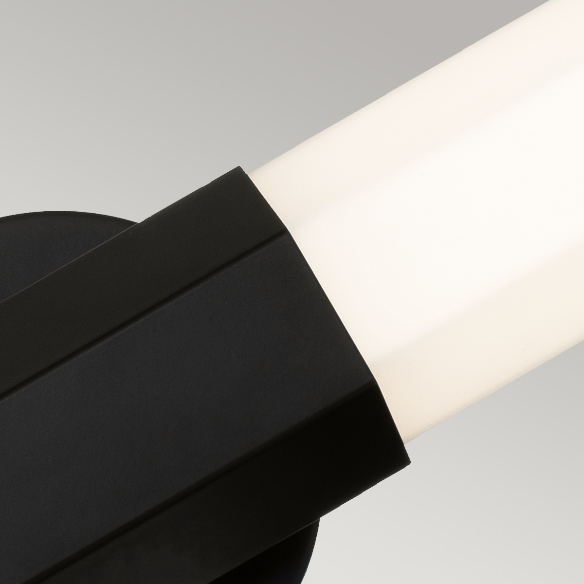 Facet 65cm Sort badeværelseslampe Fra Elstead Lighting - Facet er en moderne og stilfuld badeværelseslampe, der kombinerer funktion og æstetik.