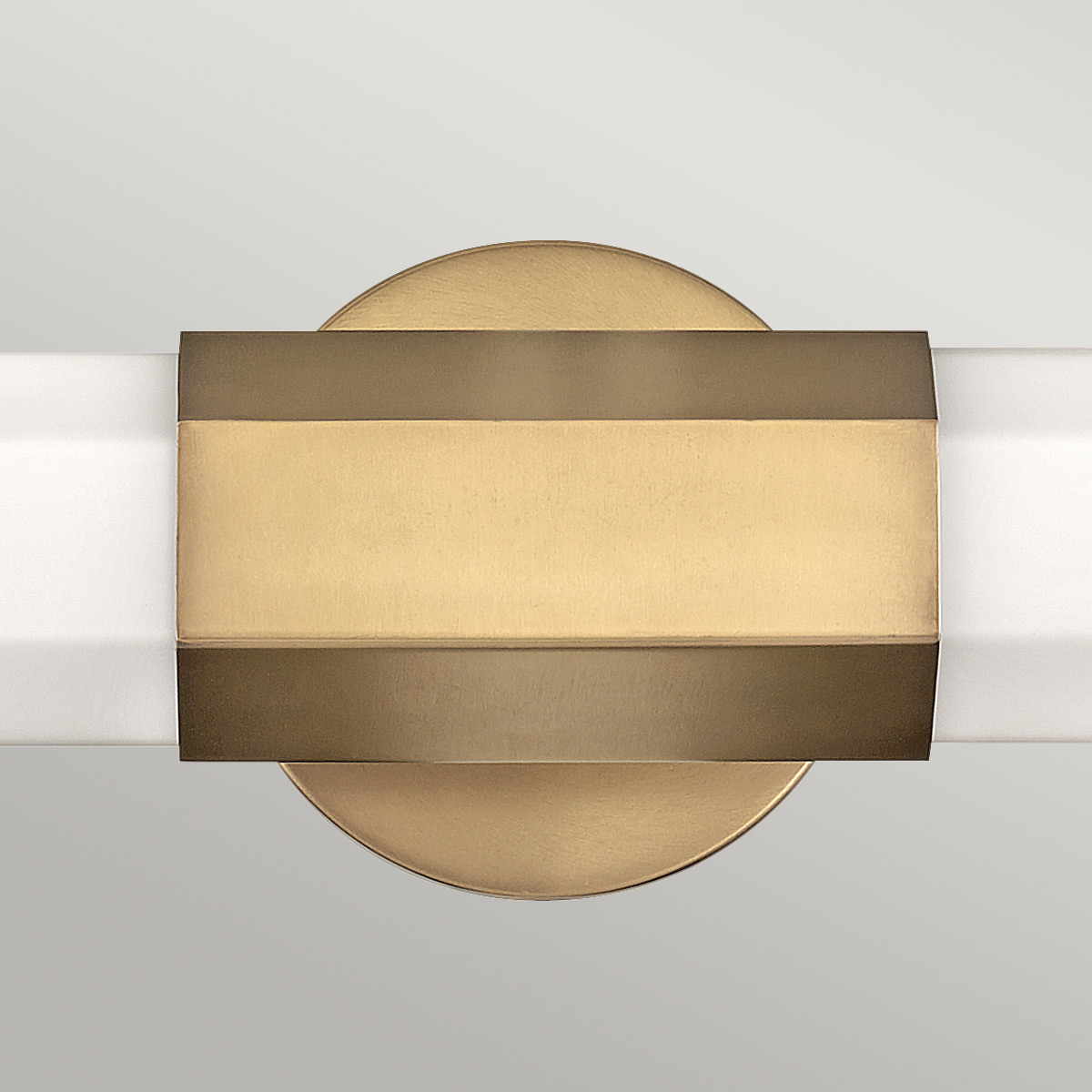 Facet 65cm Antik messing badeværelseslampe Fra Elstead Lighting - Facet er en moderne og stilfuld badeværelseslampe, der kombinerer funktion og æstetik.