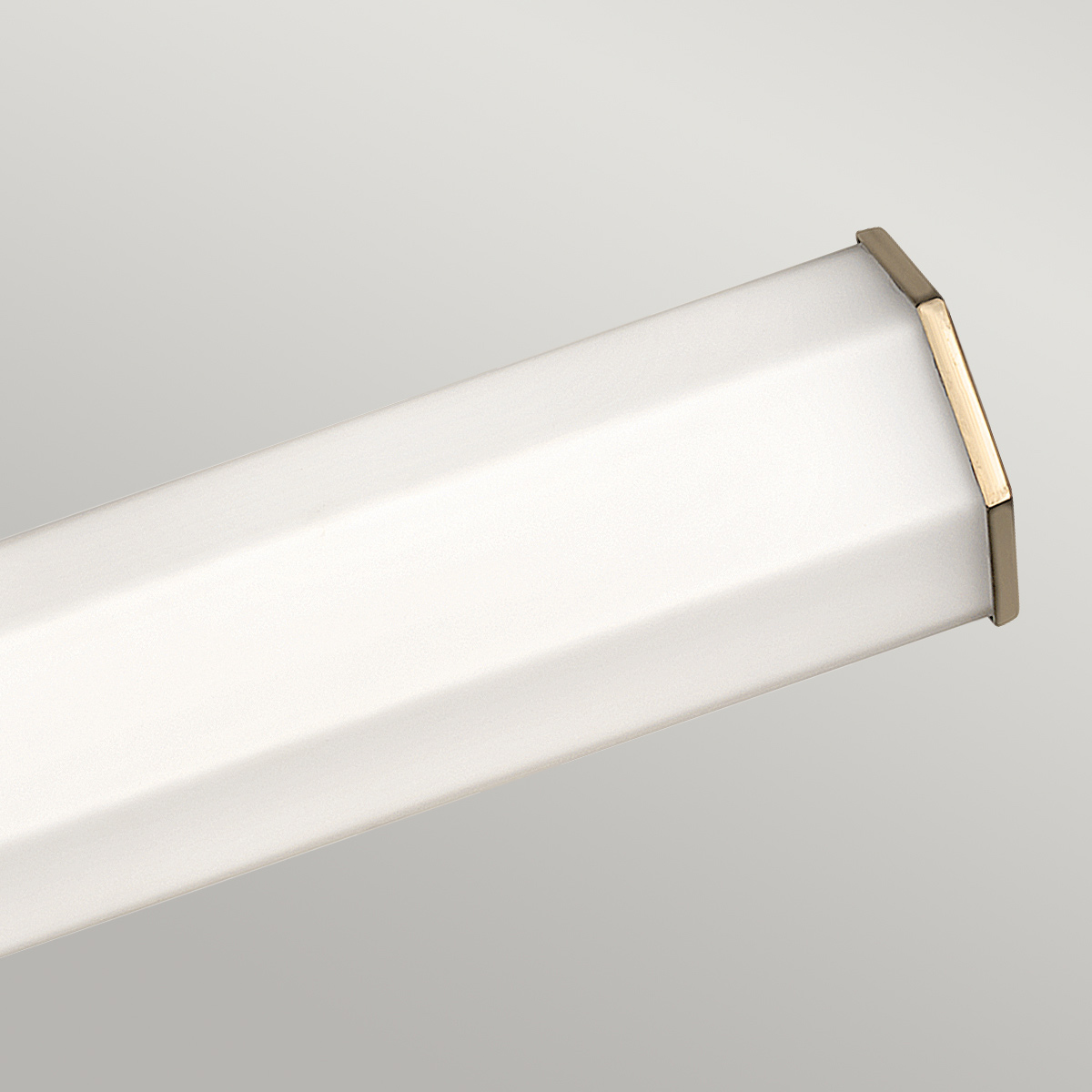 Facet 65cm Antik messing badeværelseslampe Fra Elstead Lighting - Facet er en moderne og stilfuld badeværelseslampe, der kombinerer funktion og æstetik.