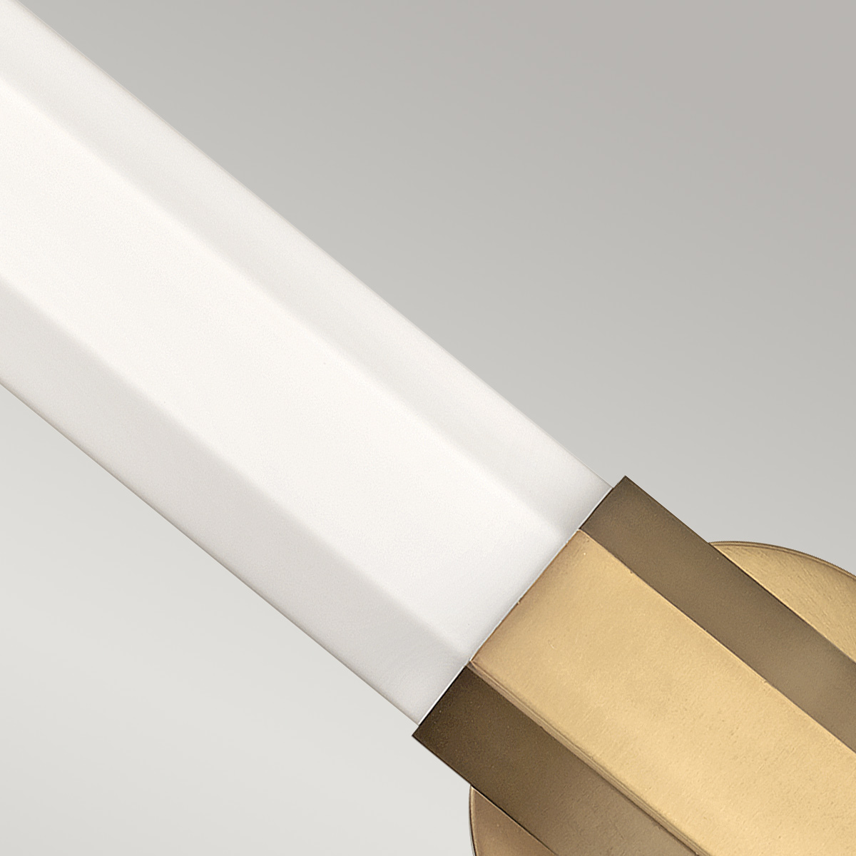 Facet 65cm Antik messing badeværelseslampe Fra Elstead Lighting - Facet er en moderne og stilfuld badeværelseslampe, der kombinerer funktion og æstetik.