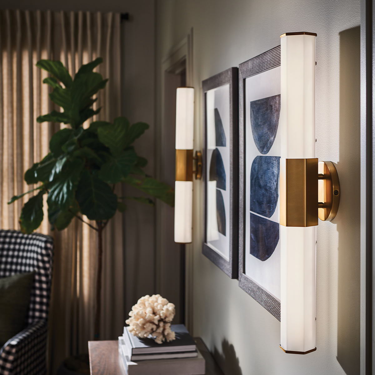 Facet 65cm Antik messing badeværelseslampe Fra Elstead Lighting - Facet er en moderne og stilfuld badeværelseslampe, der kombinerer funktion og æstetik.