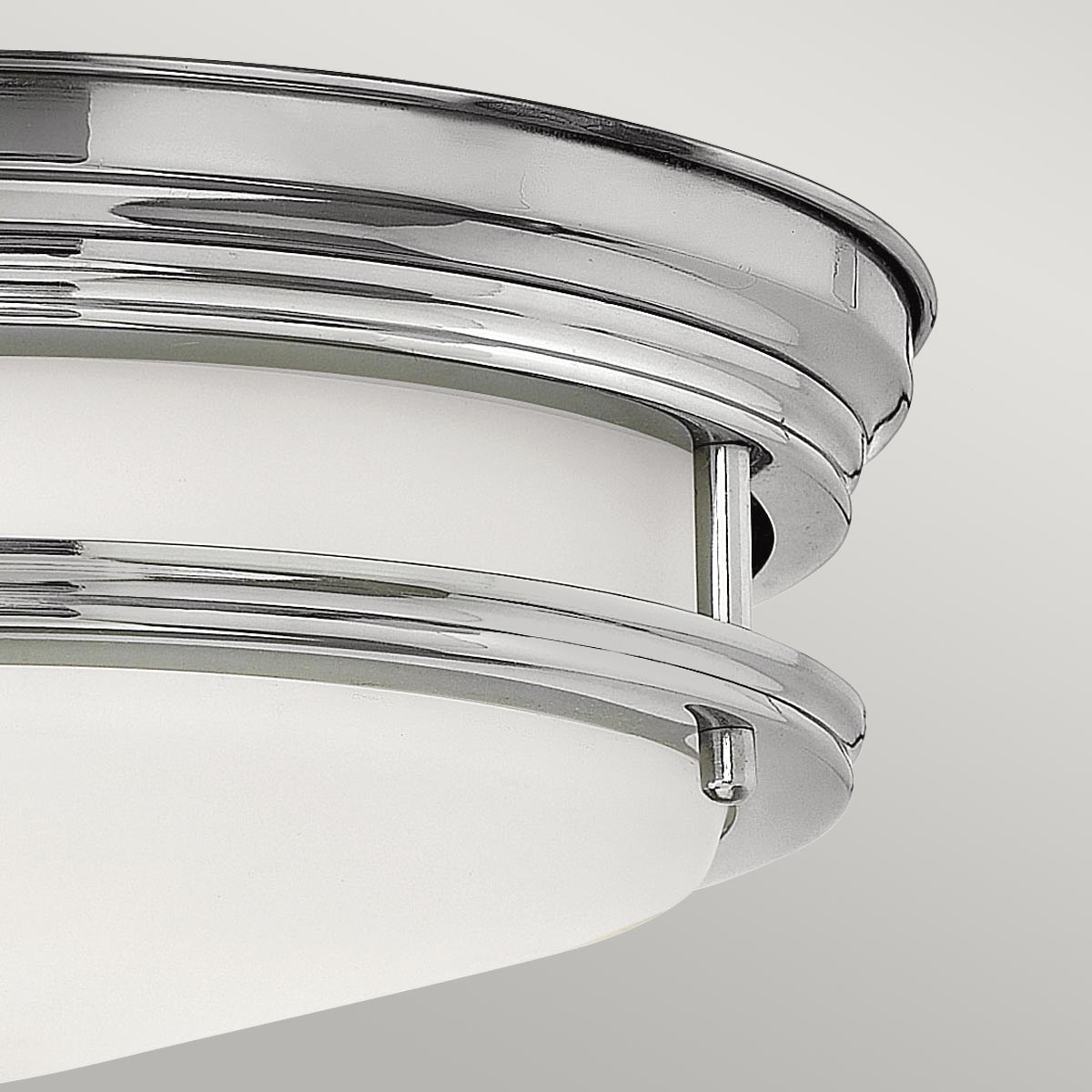 Hadrian Ø30 Chrom badeværelseslampe Fra Elstead Lighting - Denne lampe er både funktionel og dekorativ, hvilket gør den til et ideelt valg til at forbedre stilen og belysningen af badeværelset.