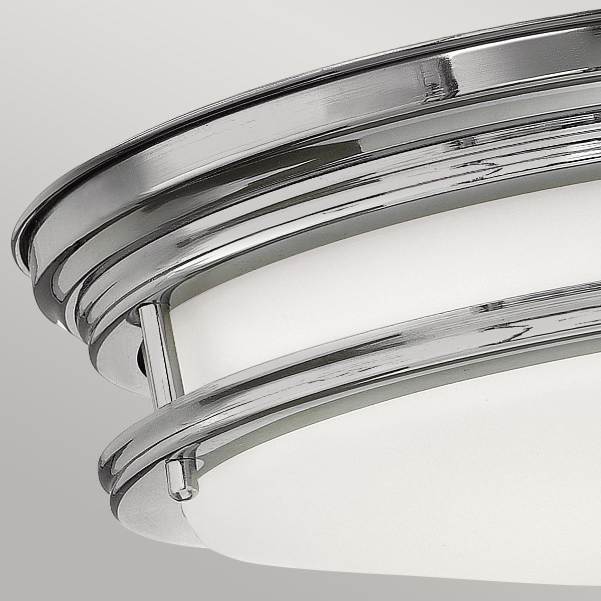 Hadrian Ø30 Chrom badeværelseslampe Fra Elstead Lighting - Denne lampe er både funktionel og dekorativ, hvilket gør den til et ideelt valg til at forbedre stilen og belysningen af badeværelset.