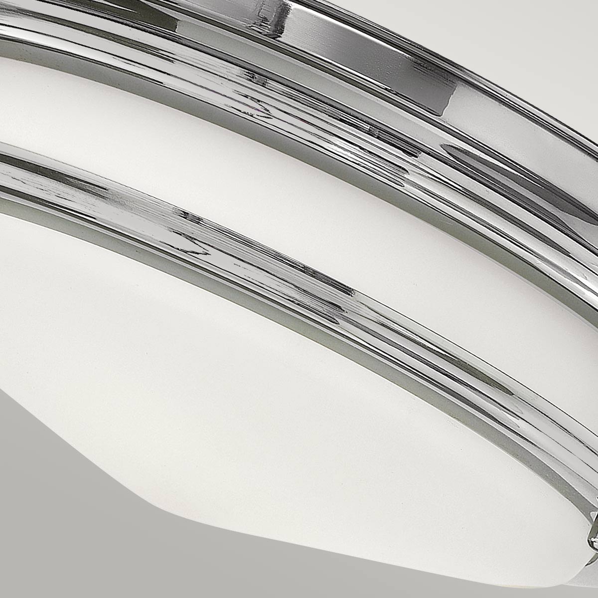 Hadrian Ø30 Chrom badeværelseslampe Fra Elstead Lighting - Denne lampe er både funktionel og dekorativ, hvilket gør den til et ideelt valg til at forbedre stilen og belysningen af badeværelset.