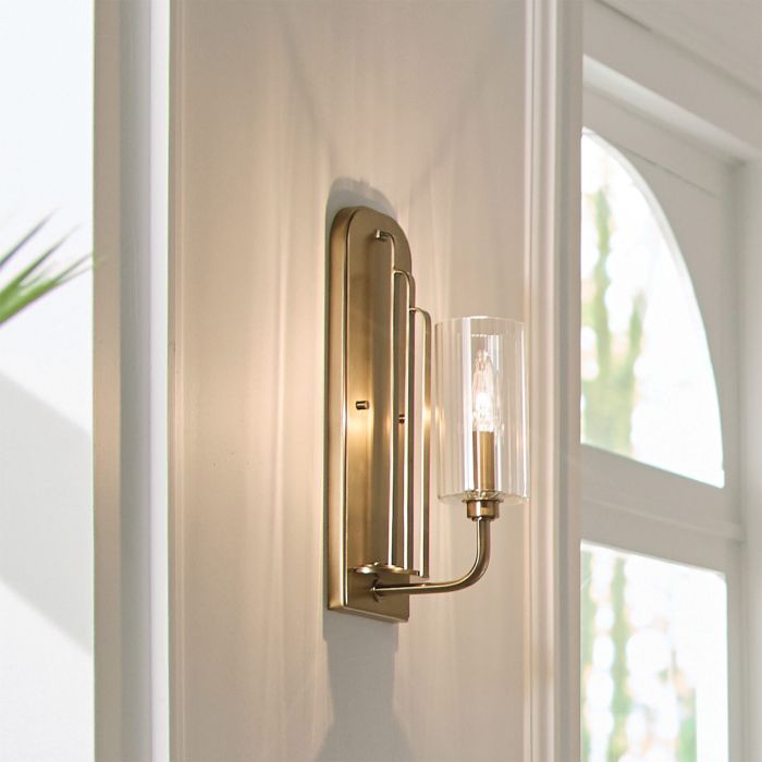 Kimrose 35cm Børstet messing væglampe Fra Elstead Lighting - Dens geometriske former er i fokus og forst&aelig;rkes af en elegant b&oslash;rstet messingfinish.