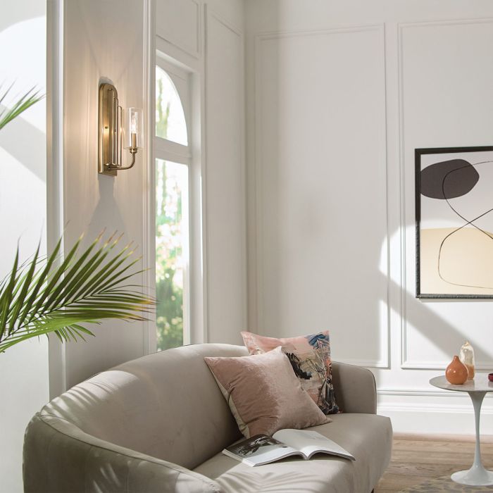 Kimrose 35cm Børstet messing væglampe Fra Elstead Lighting - Dens geometriske former er i fokus og forst&aelig;rkes af en elegant b&oslash;rstet messingfinish.