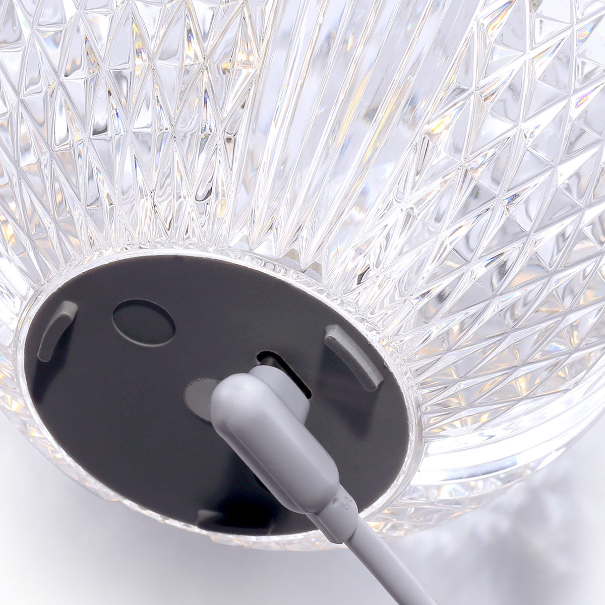 Marni 10cm Gennemsigtig bærbar Fra Elstead Lighting - Marni er en elegant og genopladelig bordlampe med et dekorativt design, der kombinerer stål i en naturlig messingfinish med transparent, mønstret akryl.