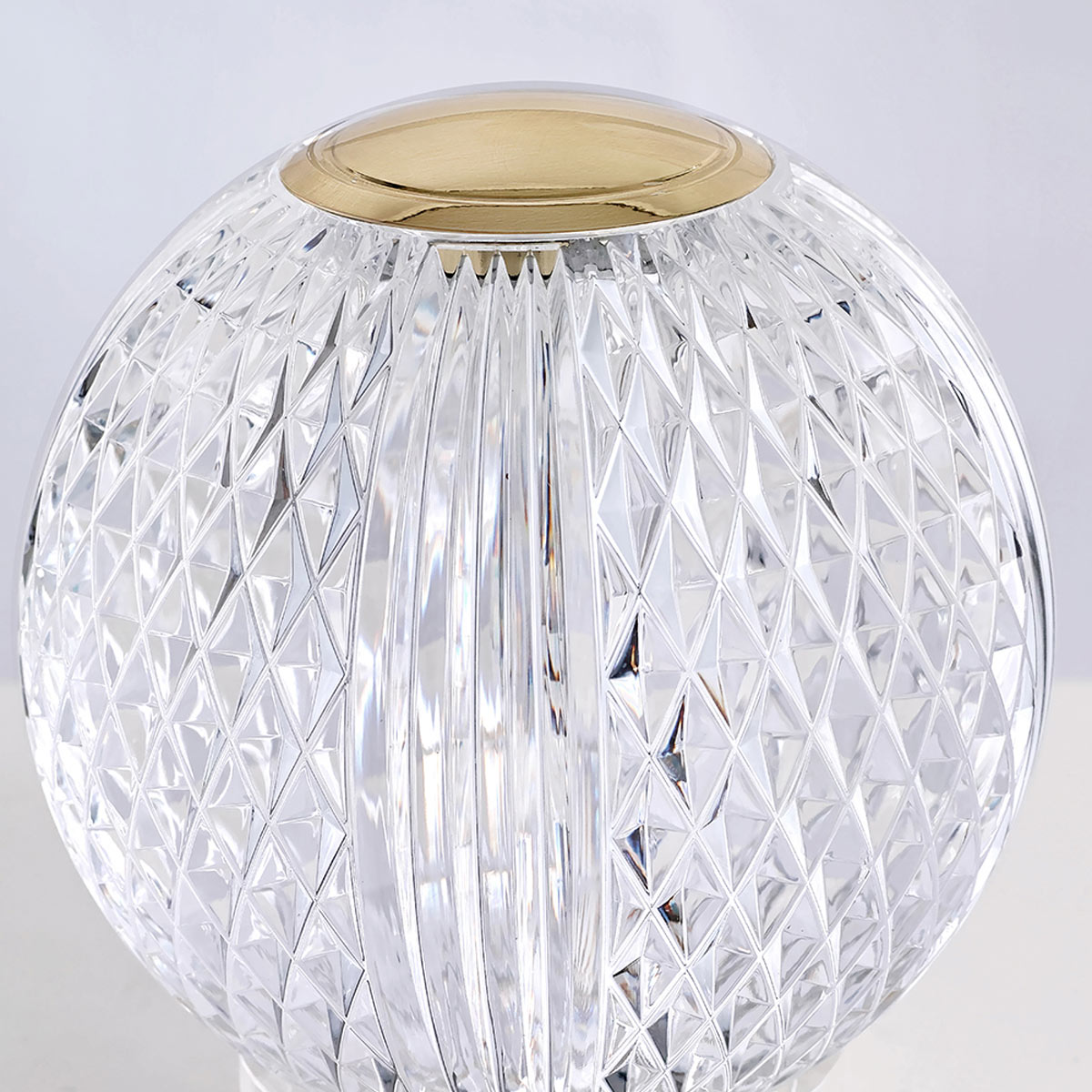 Marni 10cm Gennemsigtig bærbar Fra Elstead Lighting - Marni er en elegant og genopladelig bordlampe med et dekorativt design, der kombinerer stål i en naturlig messingfinish med transparent, mønstret akryl.