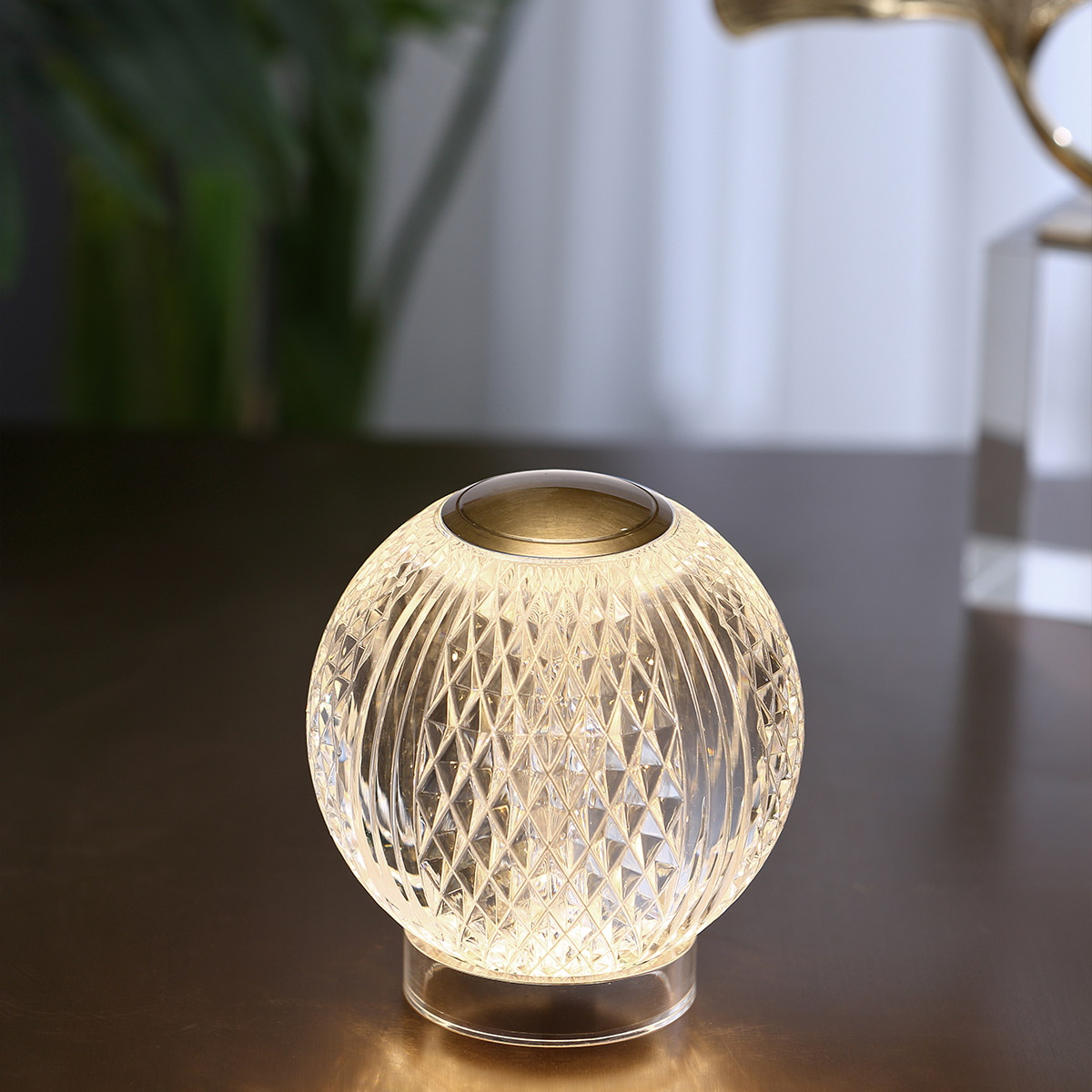 Marni 10cm Gennemsigtig bærbar Fra Elstead Lighting - Marni er en elegant og genopladelig bordlampe med et dekorativt design, der kombinerer stål i en naturlig messingfinish med transparent, mønstret akryl.