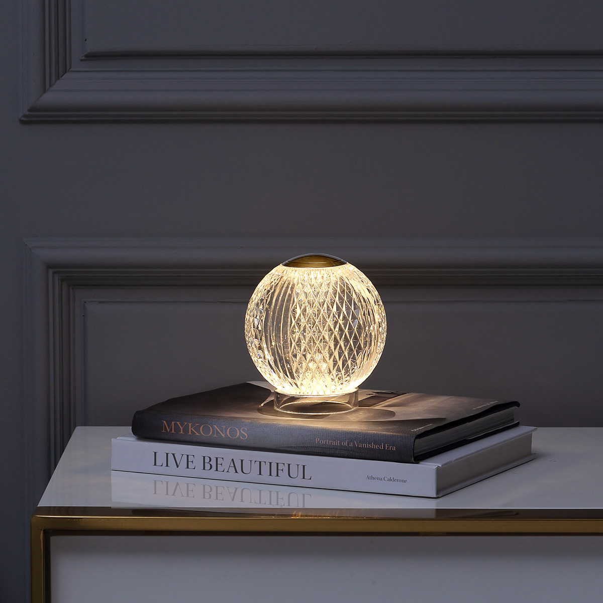 Marni 10cm Gennemsigtig bærbar Fra Elstead Lighting - Marni er en elegant og genopladelig bordlampe med et dekorativt design, der kombinerer stål i en naturlig messingfinish med transparent, mønstret akryl.