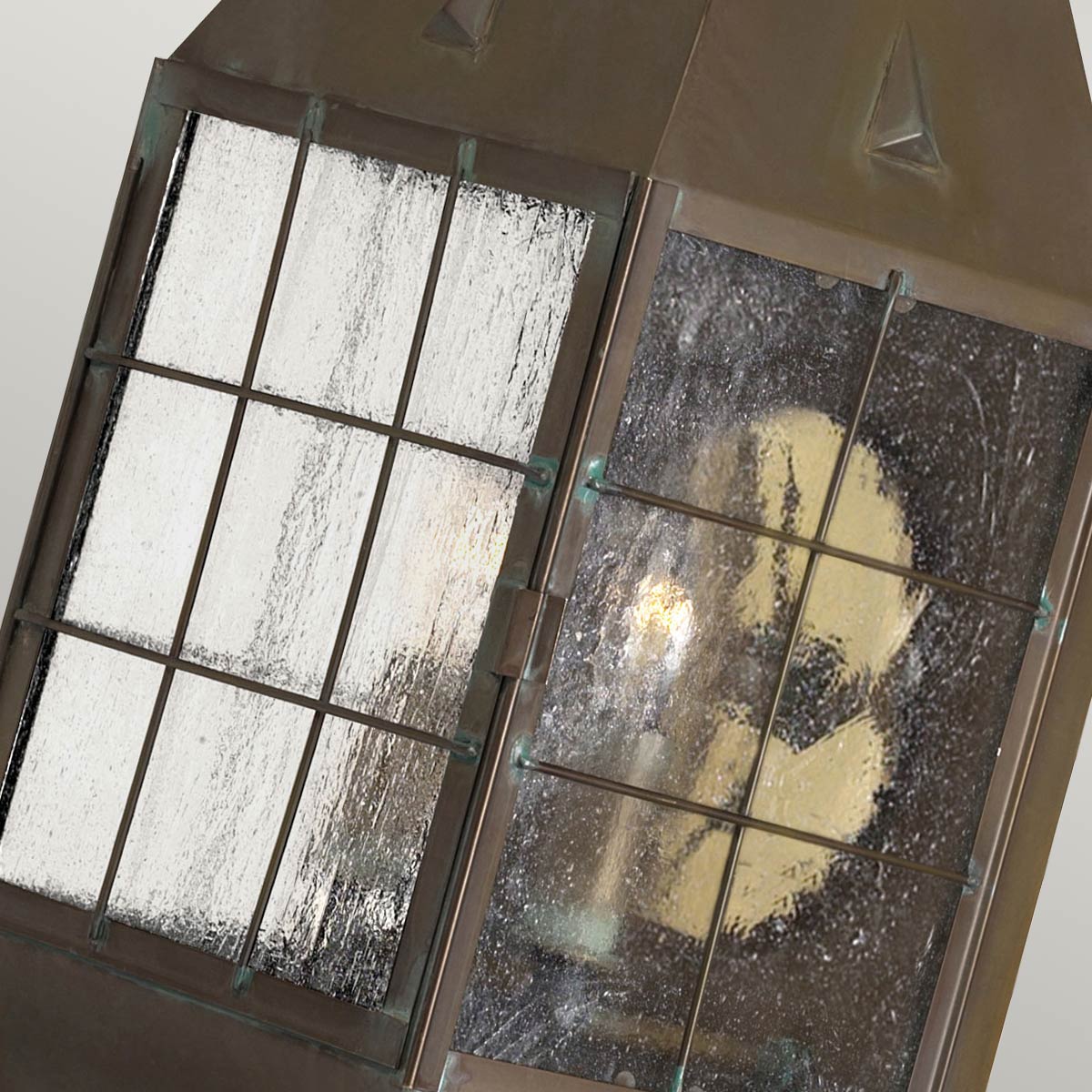 Nantucket 42cm Antik messing udendørslampe Fra Elstead Lighting - Tillverkad av massiv m&auml;ssing och glas, erbjuder den en robust och elegant konstruktion som &aring;ldras vackert &ouml;ver tid.