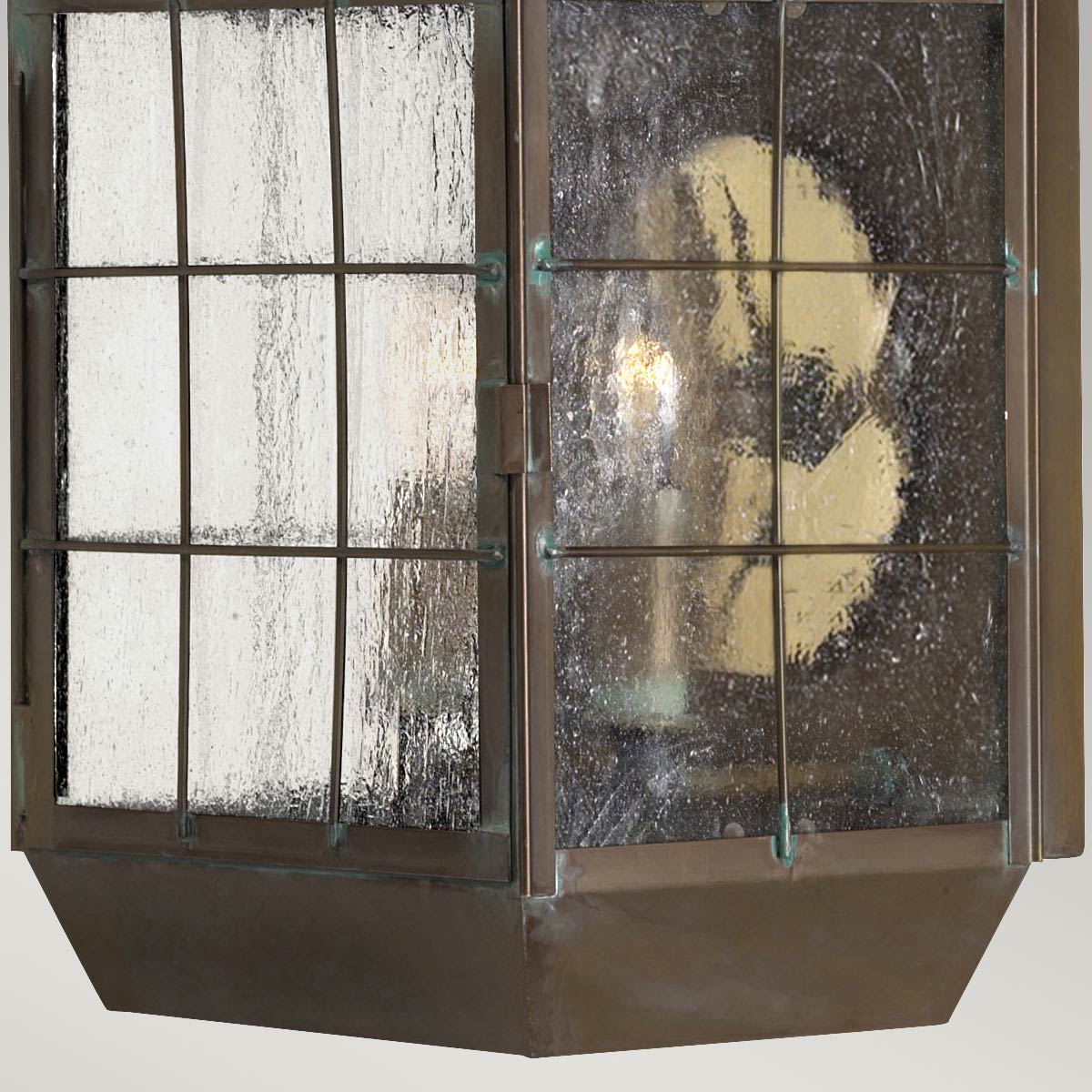 Nantucket 42cm Antik messing udendørslampe Fra Elstead Lighting - Tillverkad av massiv m&auml;ssing och glas, erbjuder den en robust och elegant konstruktion som &aring;ldras vackert &ouml;ver tid.