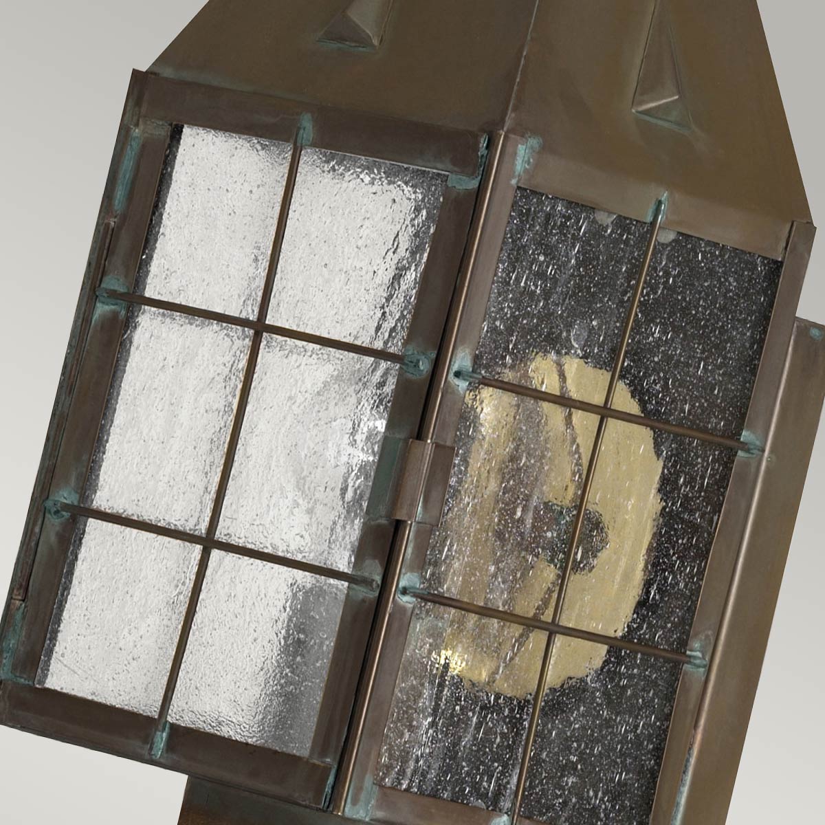 Nantucket 34cm Antik messing udendørslampe Fra Elstead Lighting - Den er lavet af massiv messing og glas og tilbyder en robust og elegant konstruktion, der ældes smukt over tid.