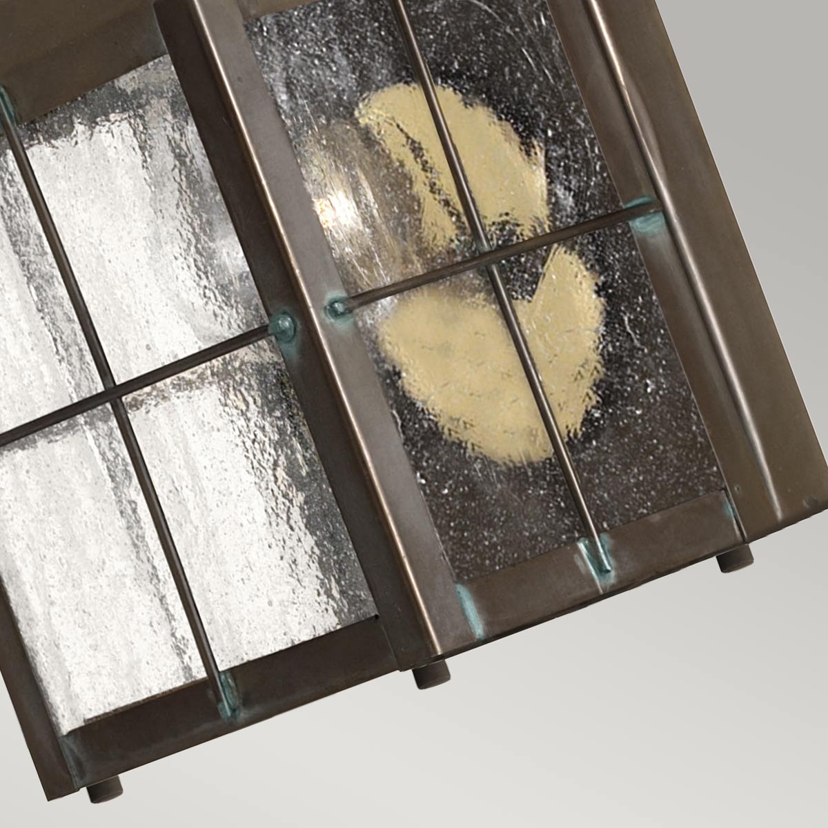 Nantucket 25cm Antik messing udendørslampe Fra Elstead Lighting - Tillverkad av massiv m&auml;ssing och glas, erbjuder den en robust och elegant konstruktion som &aring;ldras vackert &ouml;ver tid.