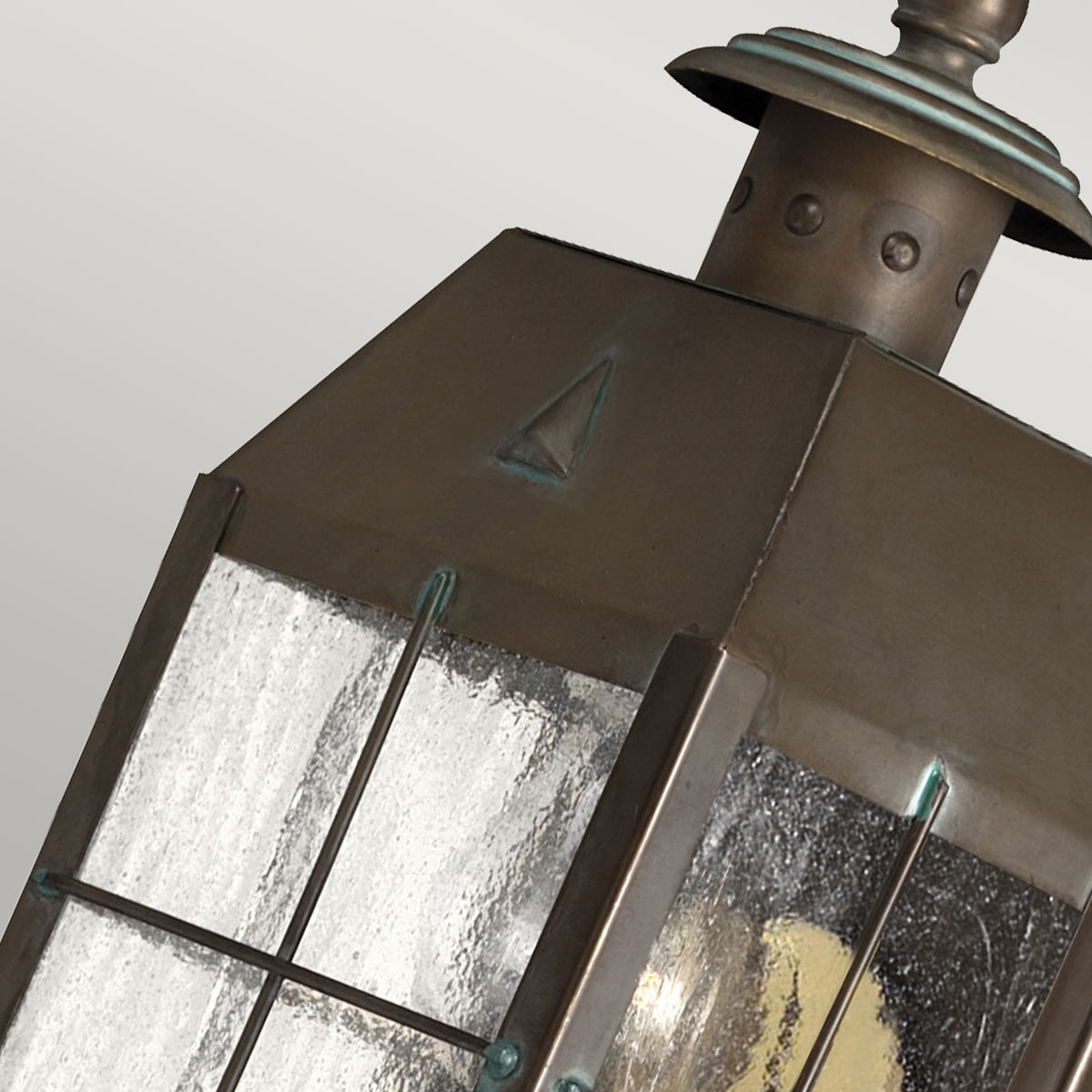 Nantucket 25cm Antik messing udendørslampe Fra Elstead Lighting - Tillverkad av massiv m&auml;ssing och glas, erbjuder den en robust och elegant konstruktion som &aring;ldras vackert &ouml;ver tid.