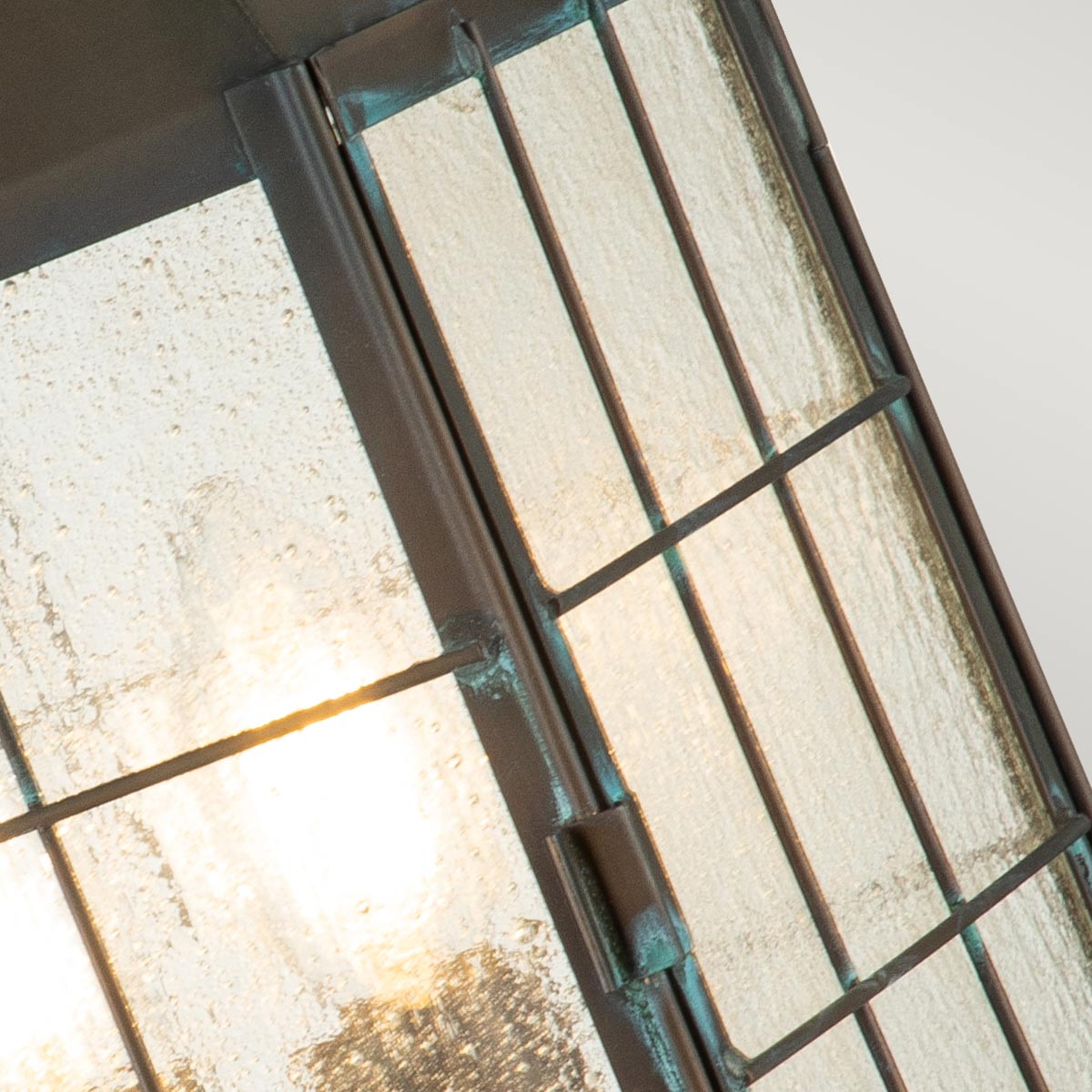 Nantucket 57cm Antik messing Fra Elstead Lighting - Tillverkad av massiv m&auml;ssing och glas, erbjuder den en robust och elegant konstruktion som &aring;ldras vackert &ouml;ver tid.