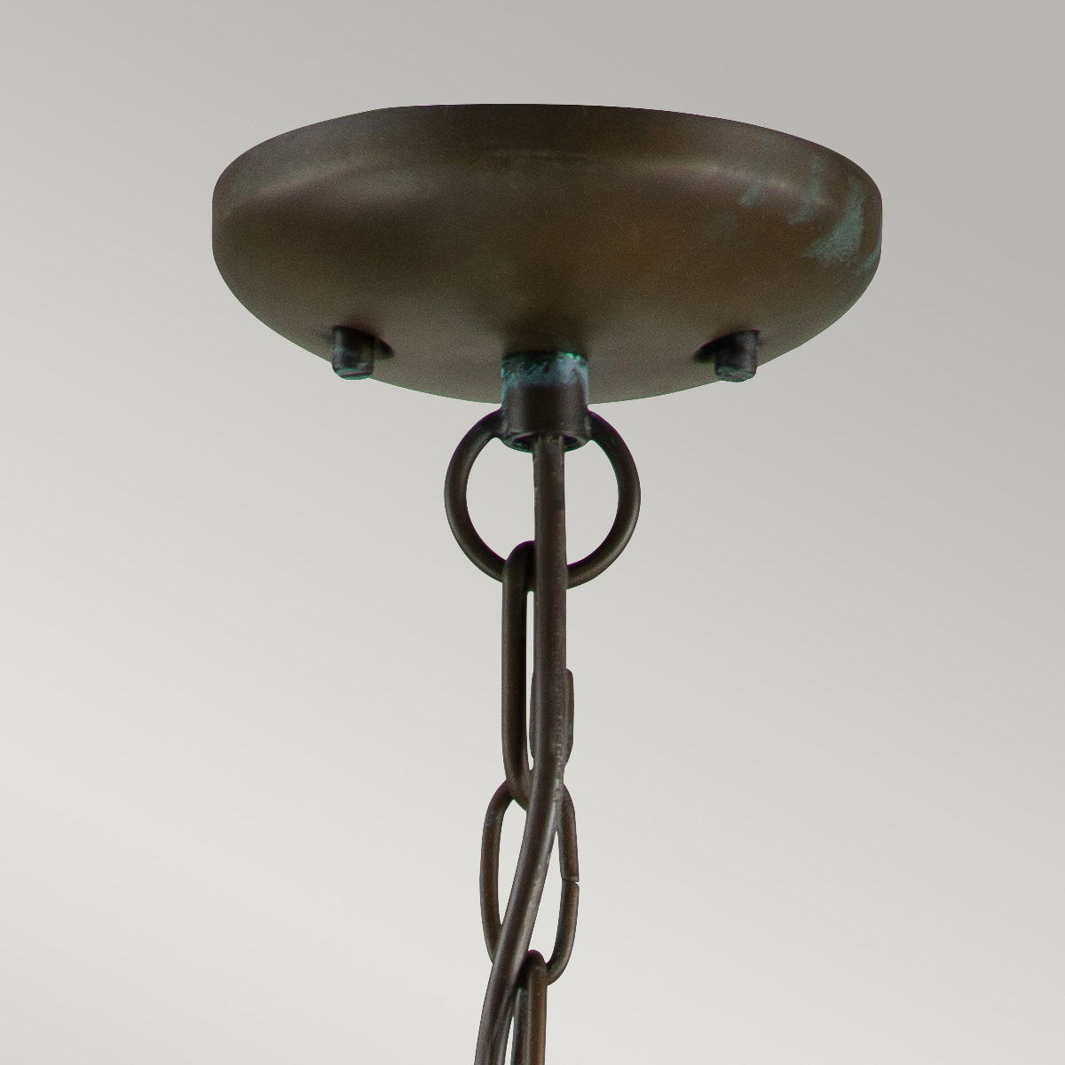 Nantucket 36cm Antik messing Fra Elstead Lighting - Tillverkad av massiv m&auml;ssing och glas, erbjuder den en robust och elegant konstruktion som &aring;ldras vackert &ouml;ver tid.