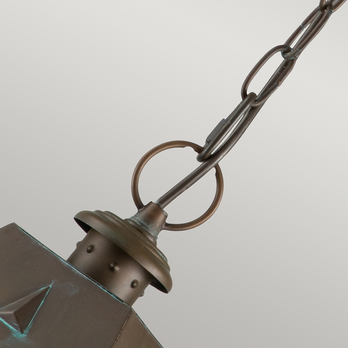 Nantucket 36cm Antik messing Fra Elstead Lighting - Tillverkad av massiv m&auml;ssing och glas, erbjuder den en robust och elegant konstruktion som &aring;ldras vackert &ouml;ver tid.