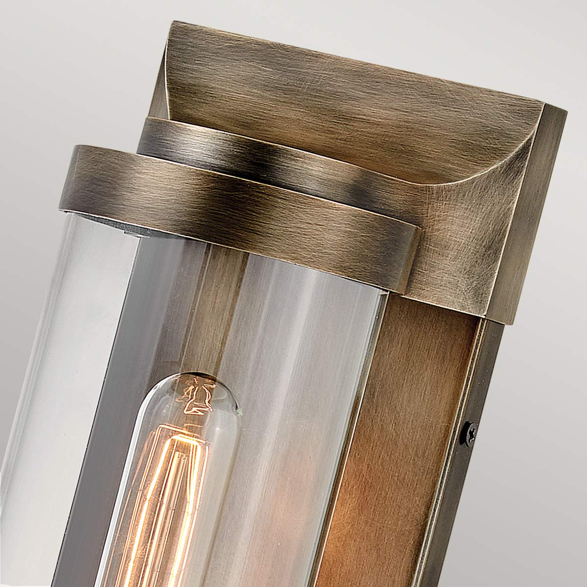 Pearson Bronze udendørslampe Fra Elstead Lighting - Tillverkad av aluminium, m&auml;ssing och glas, erbjuder den en robust och h&ouml;gkvalitativ konstruktion med en vacker bronsfinish.