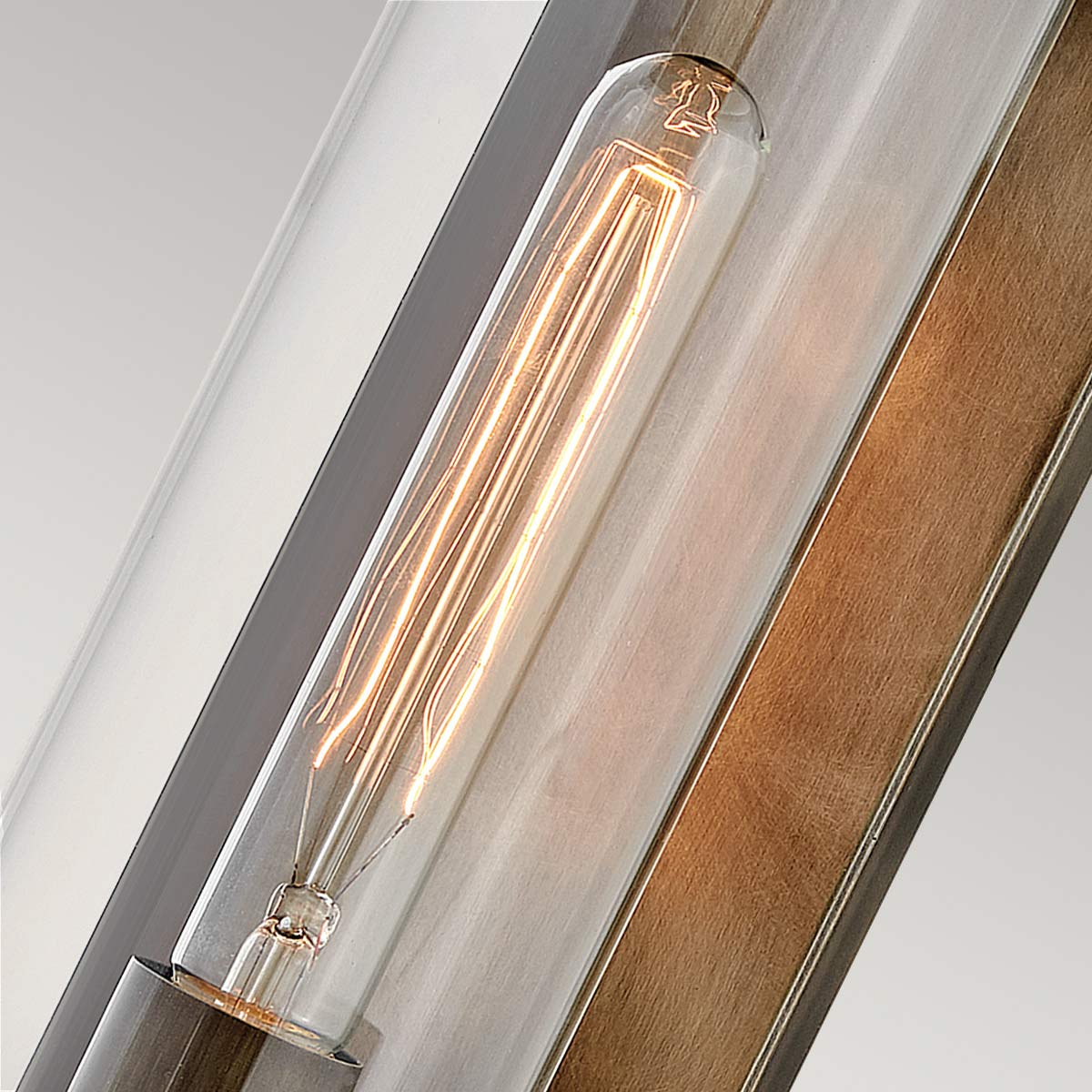 Pearson Bronze udendørslampe Fra Elstead Lighting - Tillverkad av aluminium, m&auml;ssing och glas, erbjuder den en robust och h&ouml;gkvalitativ konstruktion med en vacker bronsfinish.
