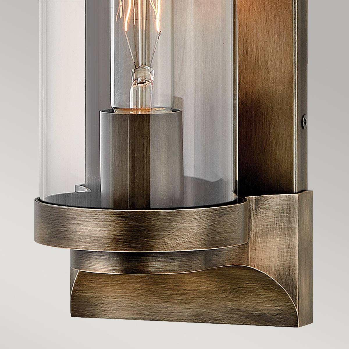 Pearson Bronze udendørslampe Fra Elstead Lighting - Tillverkad av aluminium, m&auml;ssing och glas, erbjuder den en robust och h&ouml;gkvalitativ konstruktion med en vacker bronsfinish.