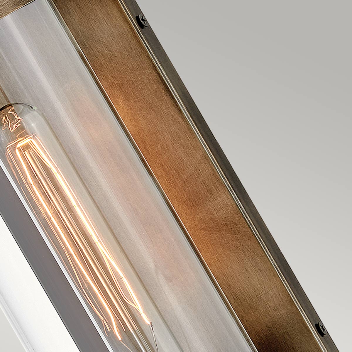Pearson Bronze udendørslampe Fra Elstead Lighting - Tillverkad av aluminium, m&auml;ssing och glas, erbjuder den en robust och h&ouml;gkvalitativ konstruktion med en vacker bronsfinish.