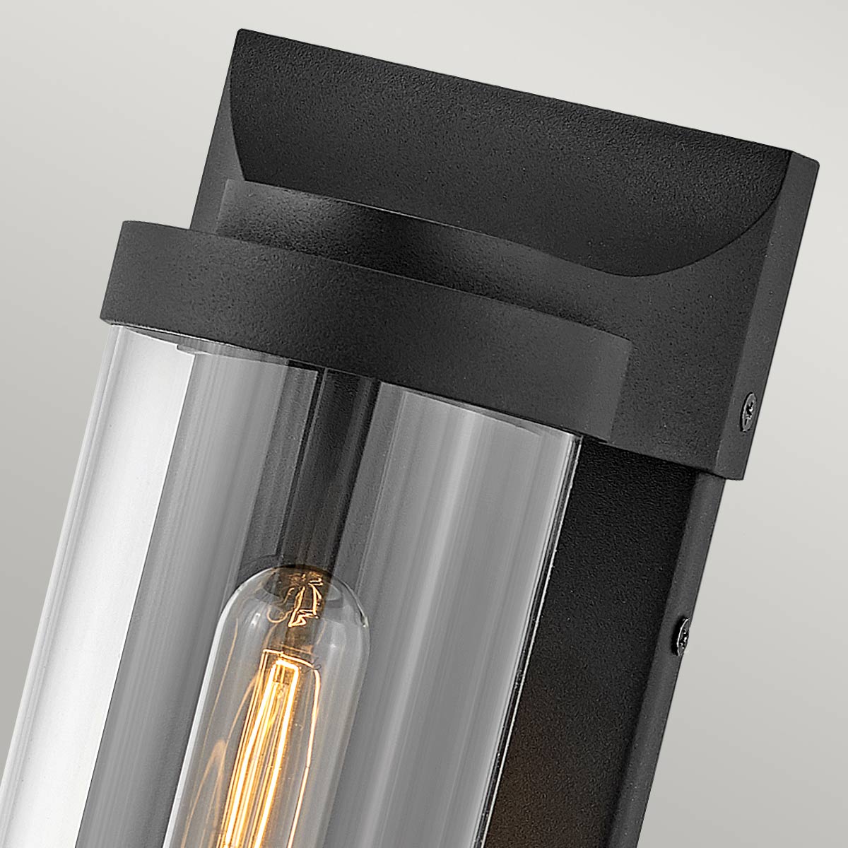 Pearson Sort udendørslampe Fra Elstead Lighting - Tillverkad av aluminium, m&auml;ssing och glas, erbjuder den en robust och h&ouml;gkvalitativ konstruktion med en vacker texturerad svart finish.
