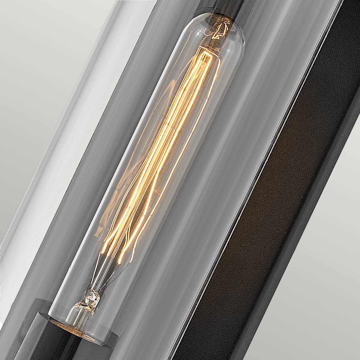 Pearson Sort udendørslampe Fra Elstead Lighting - Tillverkad av aluminium, m&auml;ssing och glas, erbjuder den en robust och h&ouml;gkvalitativ konstruktion med en vacker texturerad svart finish.